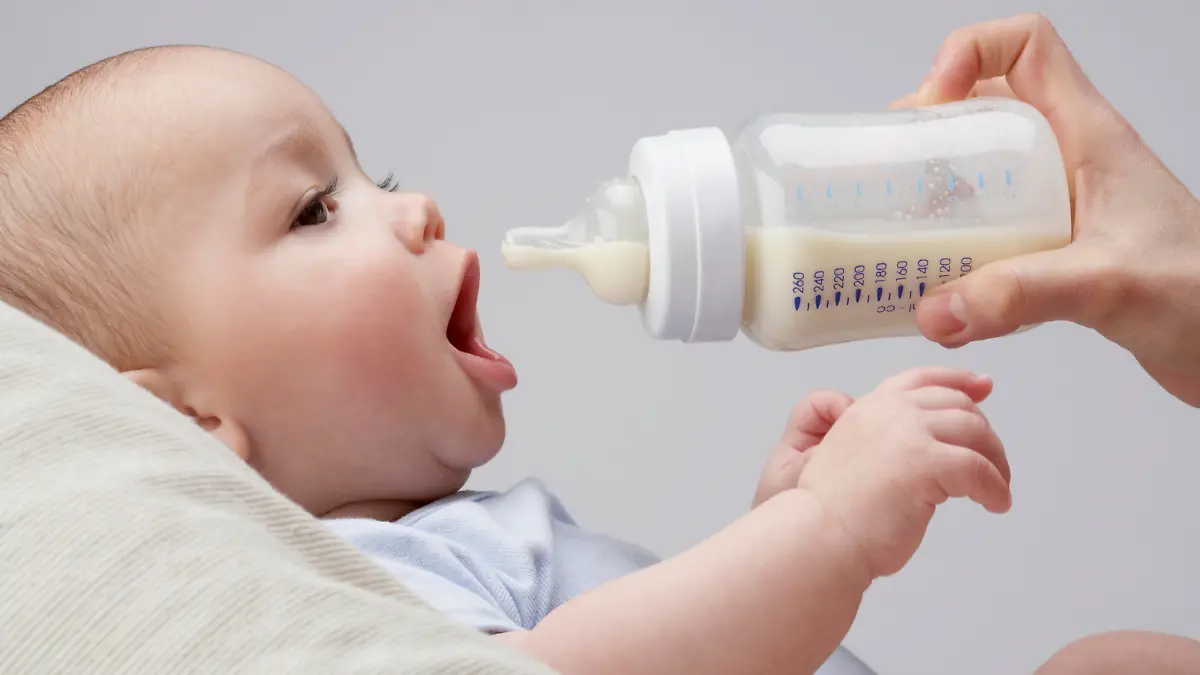 Baby mit Flasche