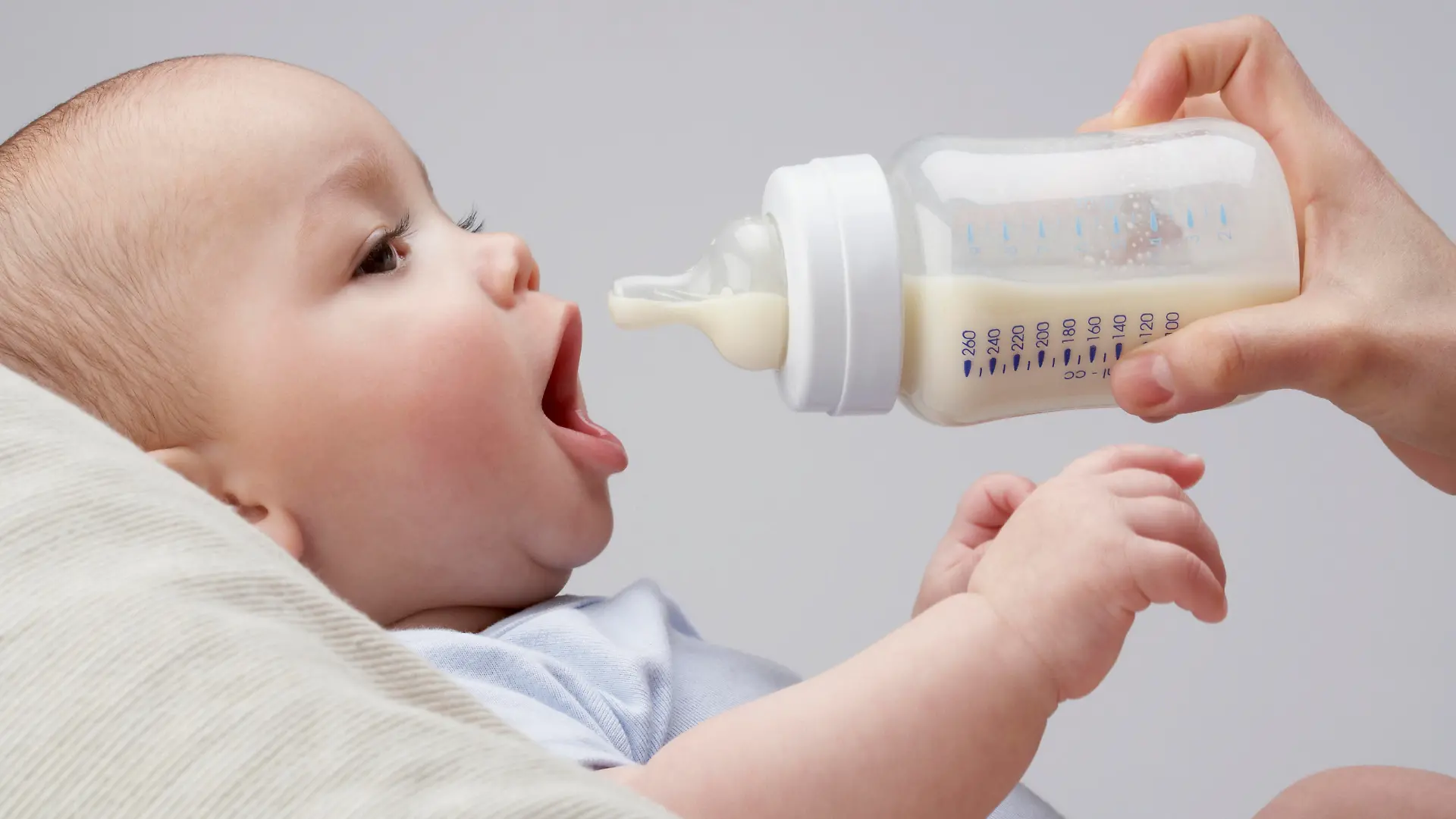 Baby mit Flasche
