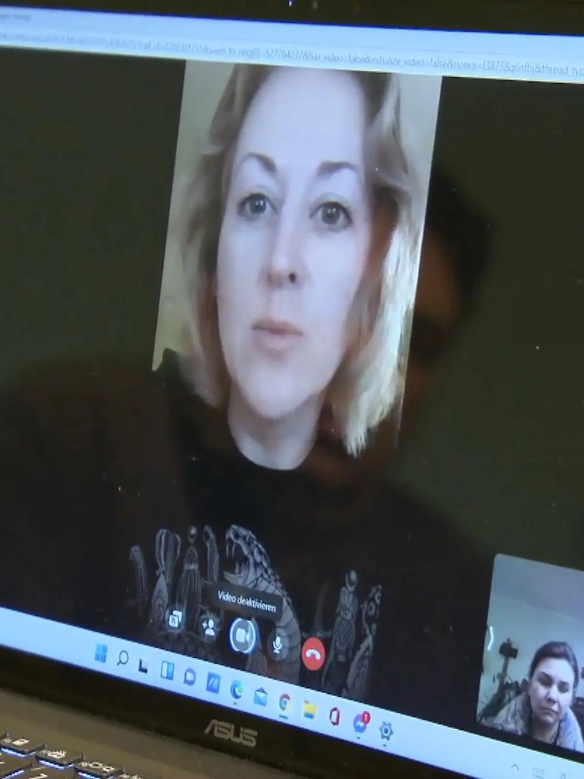 Es ist ein sichtlich emotionaler Anruf in die Heimat. Olesya Babkina befindet sich mit ihrem Mann und Sohn im „Cafe Kiew“ in Leipzig. Gemeinsam bangen sie um Freundin Alina, die seit 5 Wochen mit ihrer kranken Mutter in einem Krankenhaus in Kiew ist.