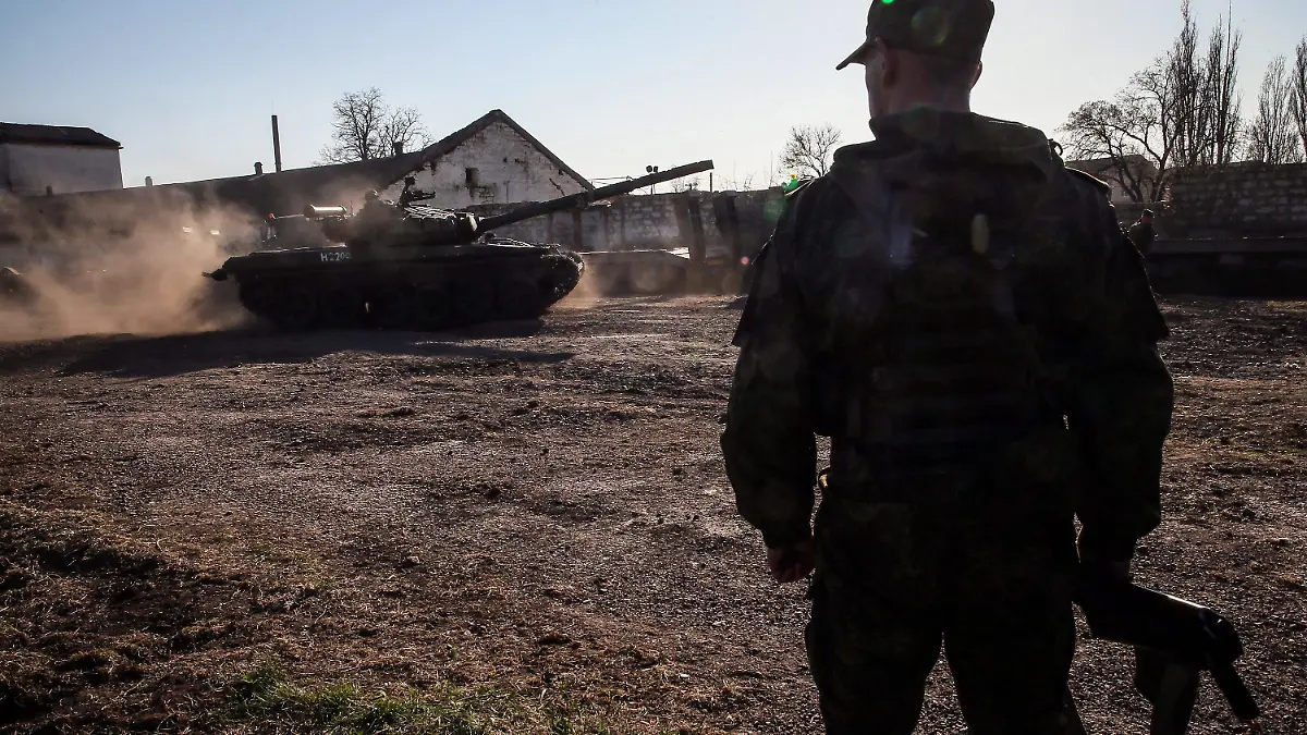FILE - epa04148687 Russian soldiers unload the new modified Russian T-72 tanks from railway platforms on the railway station in Gvardeyskoe village near Simferopol, Crimea, Ukraine, 31 March 2014. The new tanks will be based in former Ukrainian military base in Perevalnoe village. EPA/SERGEI ILNITSKY (zu dpa «Putin kündigt nach Krim-Anschluss Staatsprämien für Soldaten an» vom 19.04.2014) +++(c) dpa - Bildfunk+++