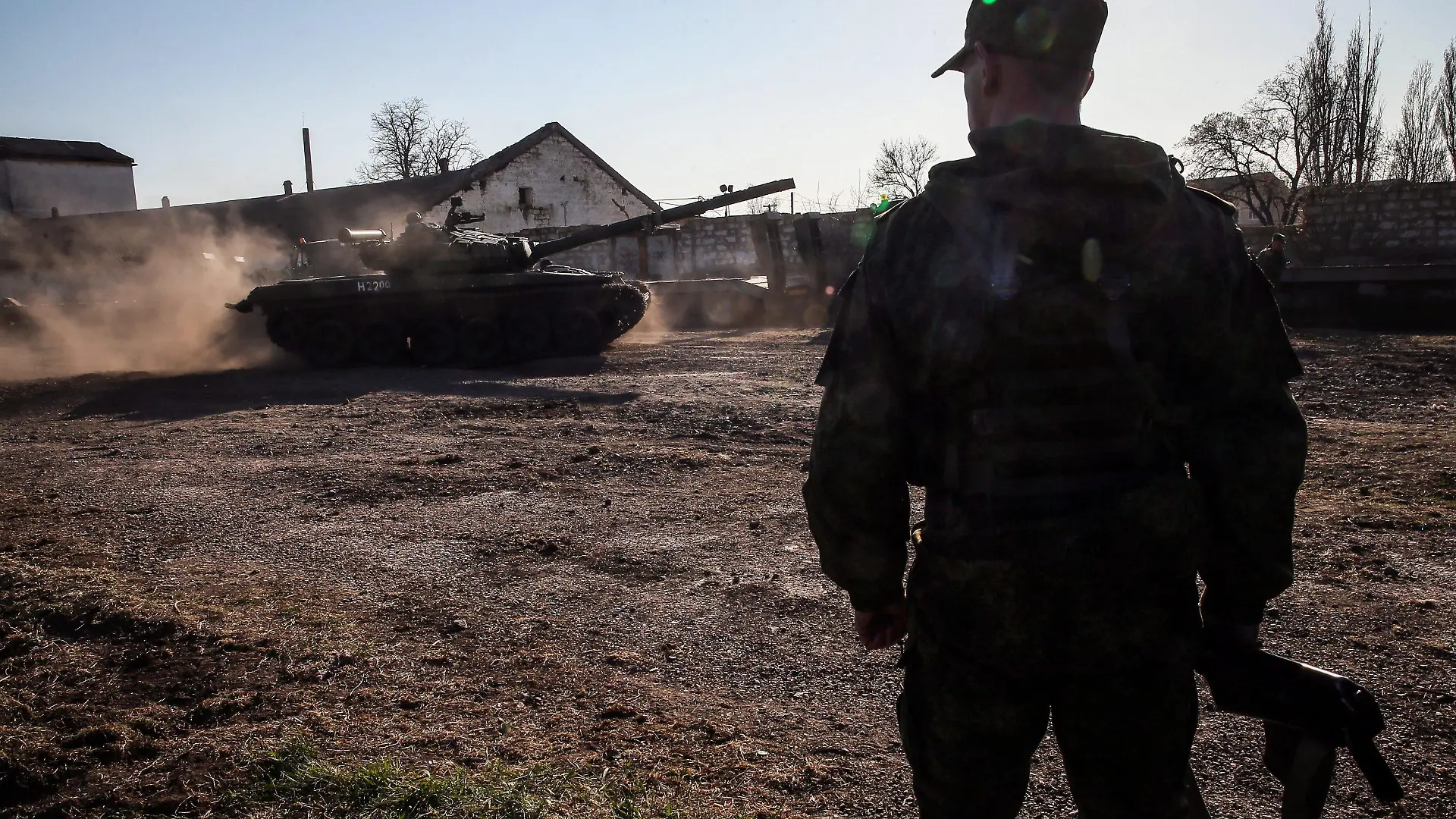 FILE - epa04148687 Russian soldiers unload the new modified Russian T-72 tanks from railway platforms on the railway station in Gvardeyskoe village near Simferopol, Crimea, Ukraine, 31 March 2014. The new tanks will be based in former Ukrainian military base in Perevalnoe village. EPA/SERGEI ILNITSKY (zu dpa «Putin kündigt nach Krim-Anschluss Staatsprämien für Soldaten an» vom 19.04.2014) +++(c) dpa - Bildfunk+++