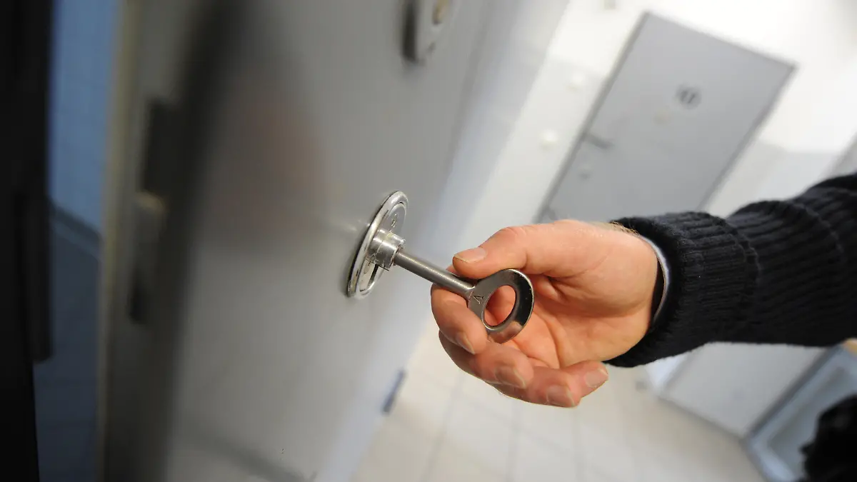 Ein Polizist des Polizeipräsidium Karlsruhe schliesst am 13.02.2012 eine Gewahrsamzelle auf. Diese wird auch als Ausnüchterungszelle genutzt