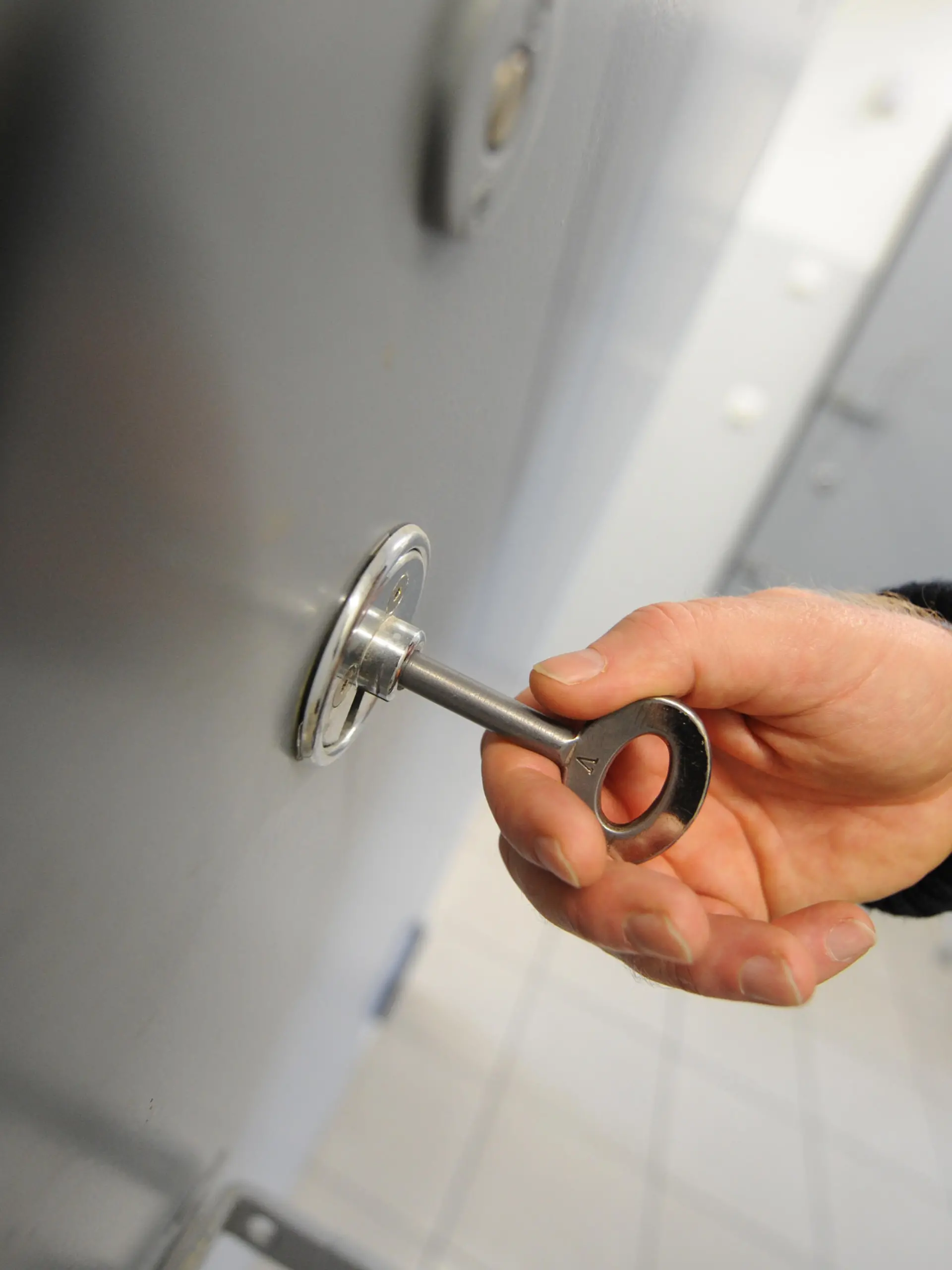 Ein Polizist des Polizeipräsidium Karlsruhe schliesst am 13.02.2012 eine Gewahrsamzelle auf. Diese wird auch als Ausnüchterungszelle genutzt