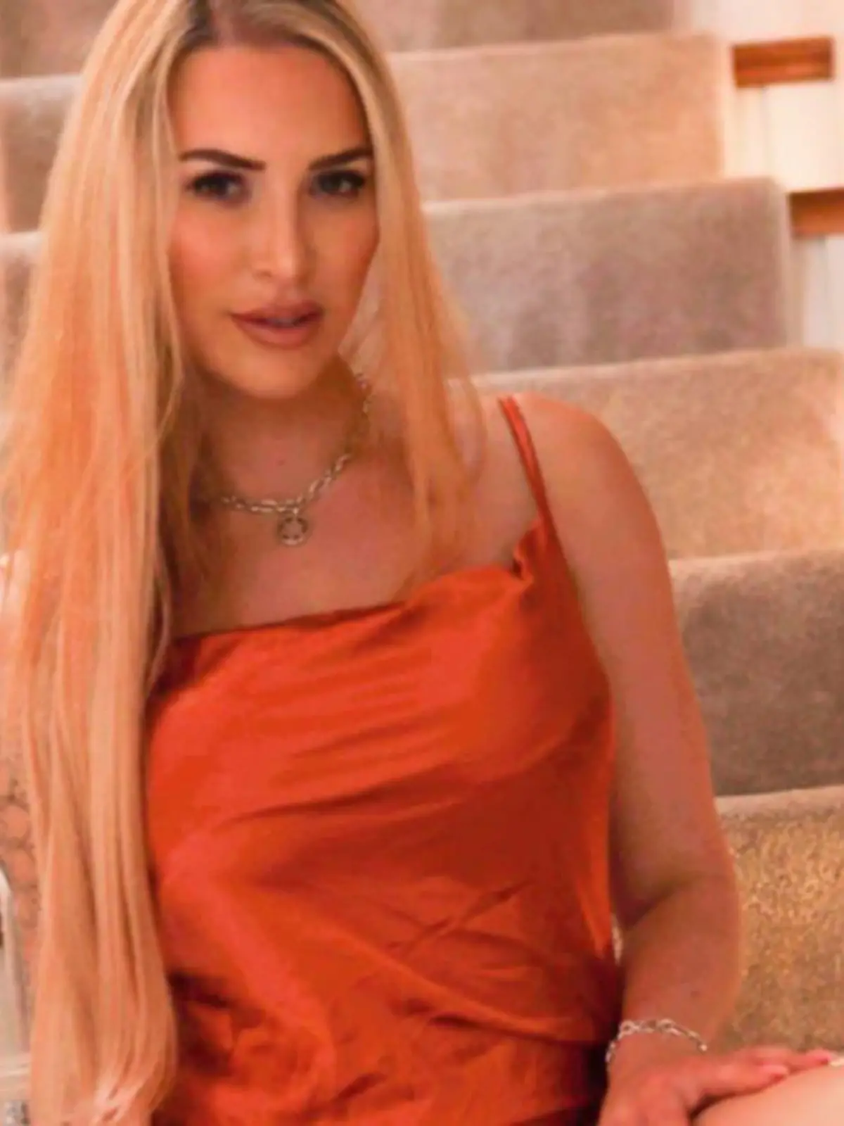 Britin Tracy Kiss sitzt auf einer Treppe