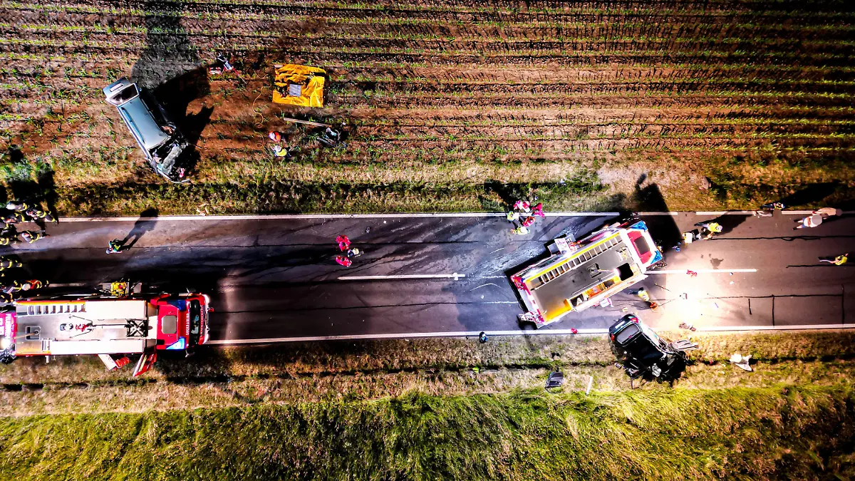 12.06.2023, Österreich, Altenberg: Rettungskräfte und Feuerwehrleute arbeiten am Unfallort. Wenige Stunden nach seiner bestandenen
Führerscheinprüfung hat ein 17-Jähriger einen Unfall mit zwei Toten verursacht. Wie die Polizei berichtete, war der Fahranfänger nach ersten Erkenntnissen auf einer Landstraße bei Linz von der Fahrbahn abgekommen und ins Schleudern geraten. Foto: Team Fotokerschi / Schartner/APA/dpa +++ dpa-Bildfunk +++