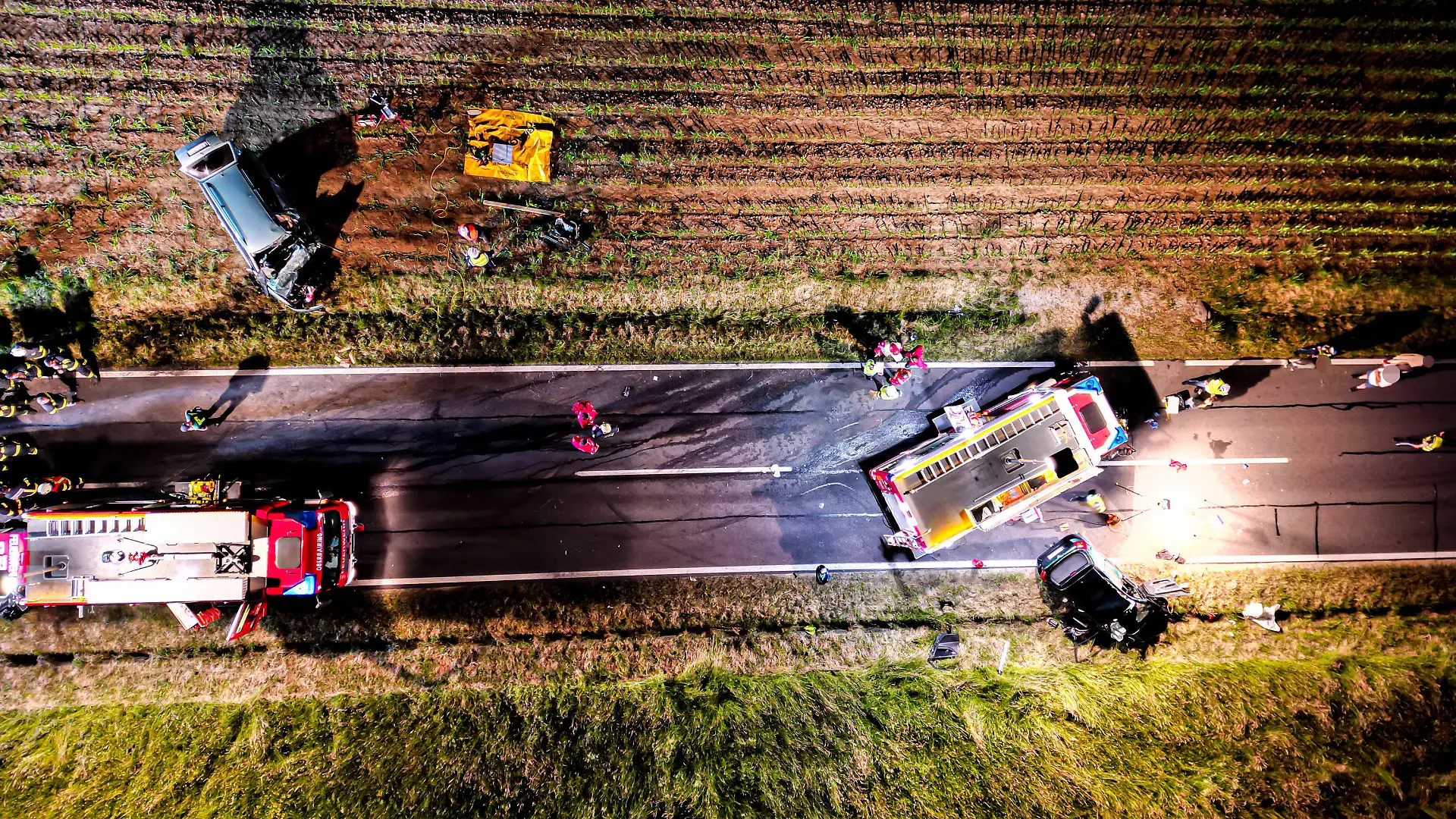 12.06.2023, Österreich, Altenberg: Rettungskräfte und Feuerwehrleute arbeiten am Unfallort. Wenige Stunden nach seiner bestandenen
Führerscheinprüfung hat ein 17-Jähriger einen Unfall mit zwei Toten verursacht. Wie die Polizei berichtete, war der Fahranfänger nach ersten Erkenntnissen auf einer Landstraße bei Linz von der Fahrbahn abgekommen und ins Schleudern geraten. Foto: Team Fotokerschi / Schartner/APA/dpa +++ dpa-Bildfunk +++