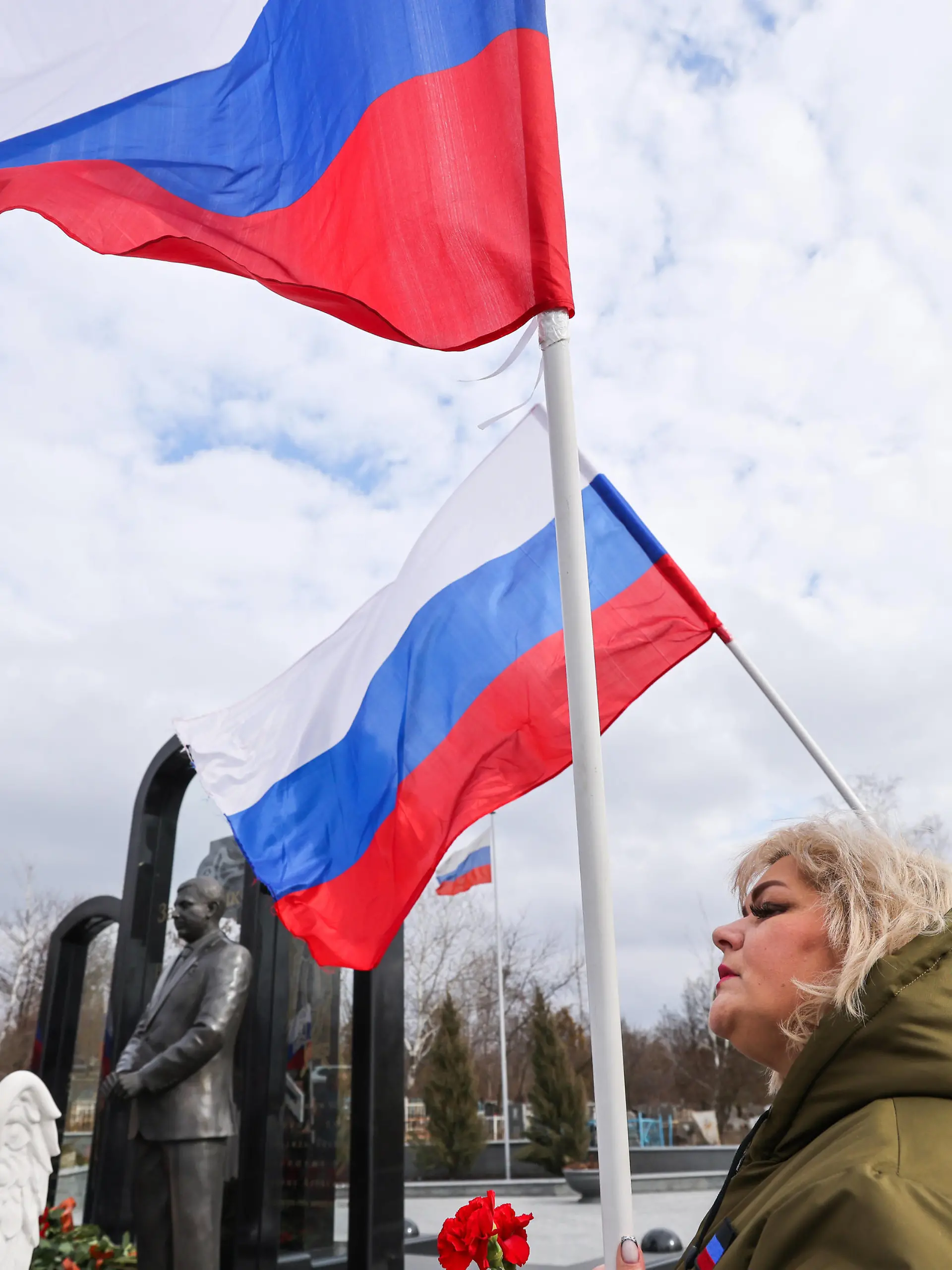  DONETSK, DONETSK PEOPLE S REPUBLIC, RUSSIA - FEBRUARY 22, 2022: Donetsk residents celebrate the recognition of the Donetsk People s Republic by Russia. The heads of the Donetsk and Lugansk People s Republics asked Russian President Putin to recognize the republics independence on February 21, 2022. The Russian president signed decrees recognizing independence of the Donetsk and Lugansk People s Republics and friendship, cooperation and mutual assistance agreements with the heads of the republics on February 21, 2022. Alexander Ryumin/TASS PUBLICATIONxINxGERxAUTxONLY TS124F03