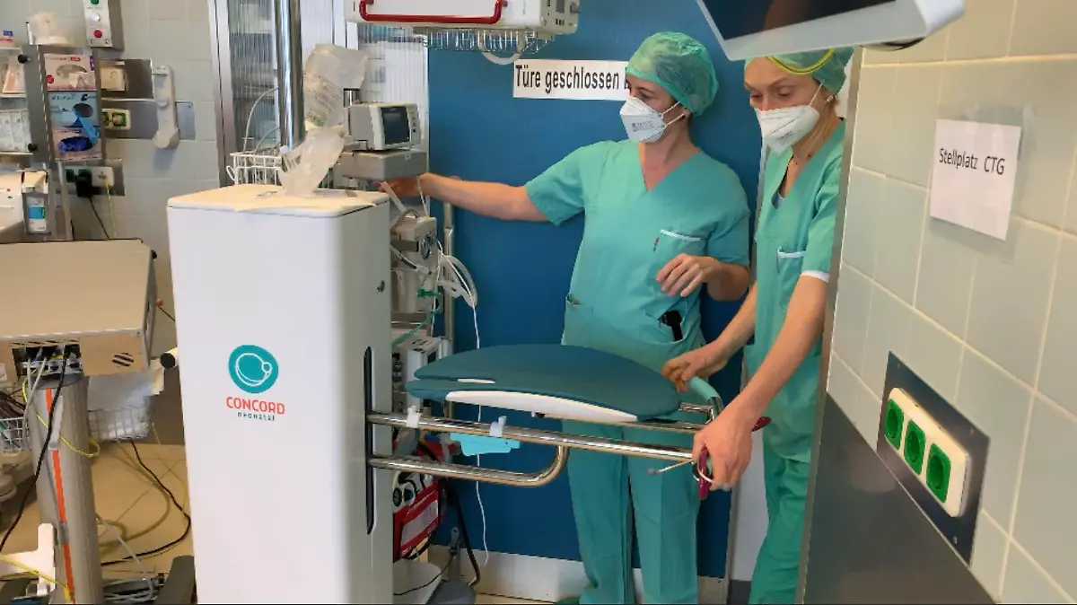 Der "Concord Birth Trolley" soll Frühgeborene bereits im Kreißsaal mit lebenswichtigen Funktionen versorgen, sodass Mutter und Kind länger zusammen sein können.