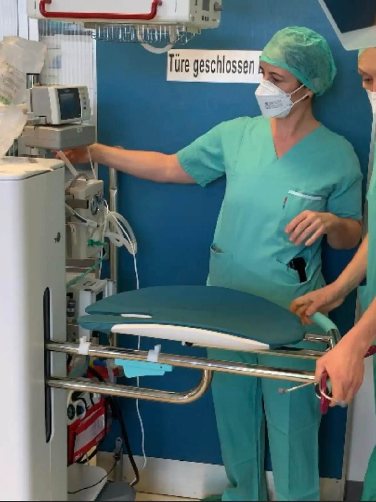 Der "Concord Birth Trolley" soll Frühgeborene bereits im Kreißsaal mit lebenswichtigen Funktionen versorgen, sodass Mutter und Kind länger zusammen sein können.
