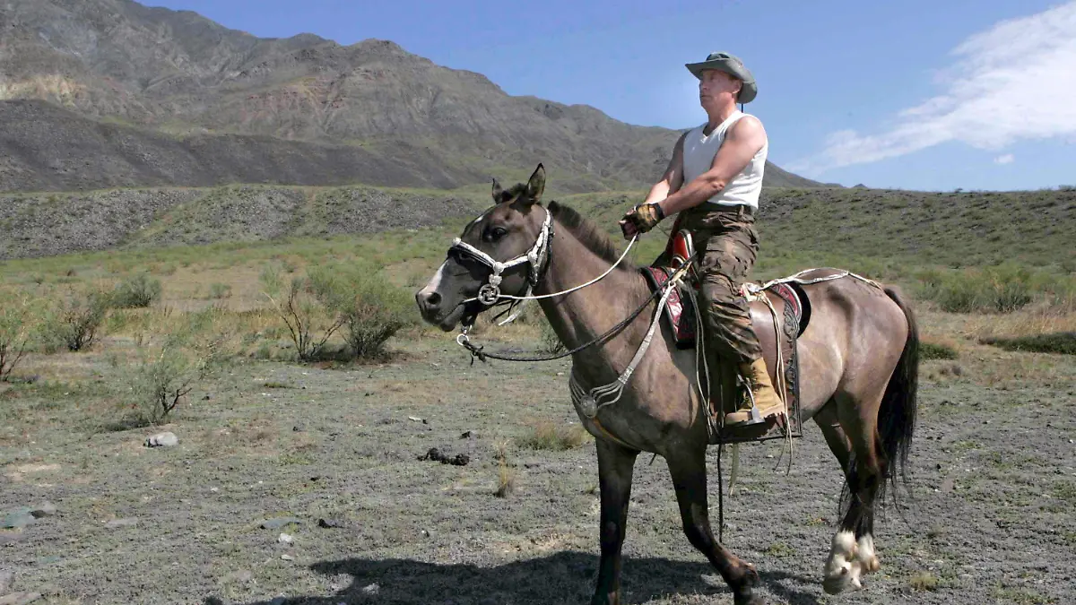 ARCHIV - Der damalige Präsident Wladimir Putin reitet am 15.08.2007 auf einem Pferd. Wladimir Putin zeigt sich gerne als durchtrainierter Kerl. EPA/ALEXEY DRUZHINYN RIA NOVOSTI ACHTUNG: Honorarfrei nur für Bezieher des dpa-Dienstes Nachrichten für Kinder +++(c) dpa - Nachrichten für Kinder+++