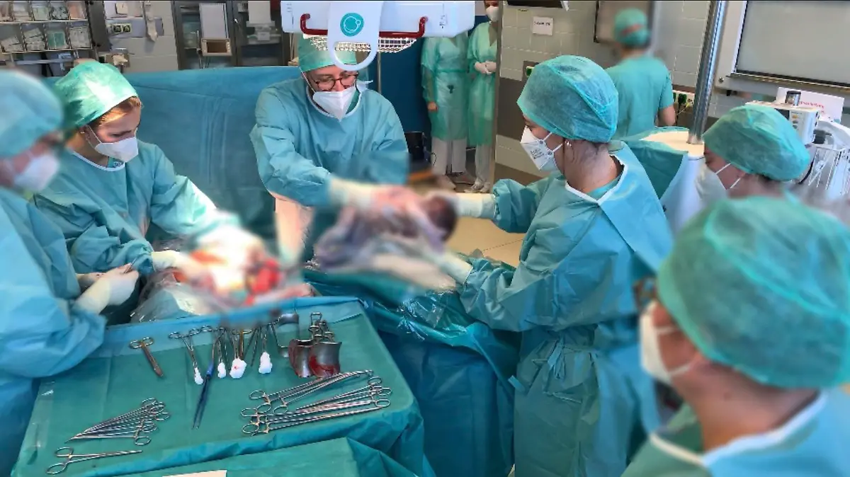 Mithilfe des "Concord Birth Trolley" wird ein Frühgeborenes im OP-Saal der München Klinik Harlaching entbunden.
