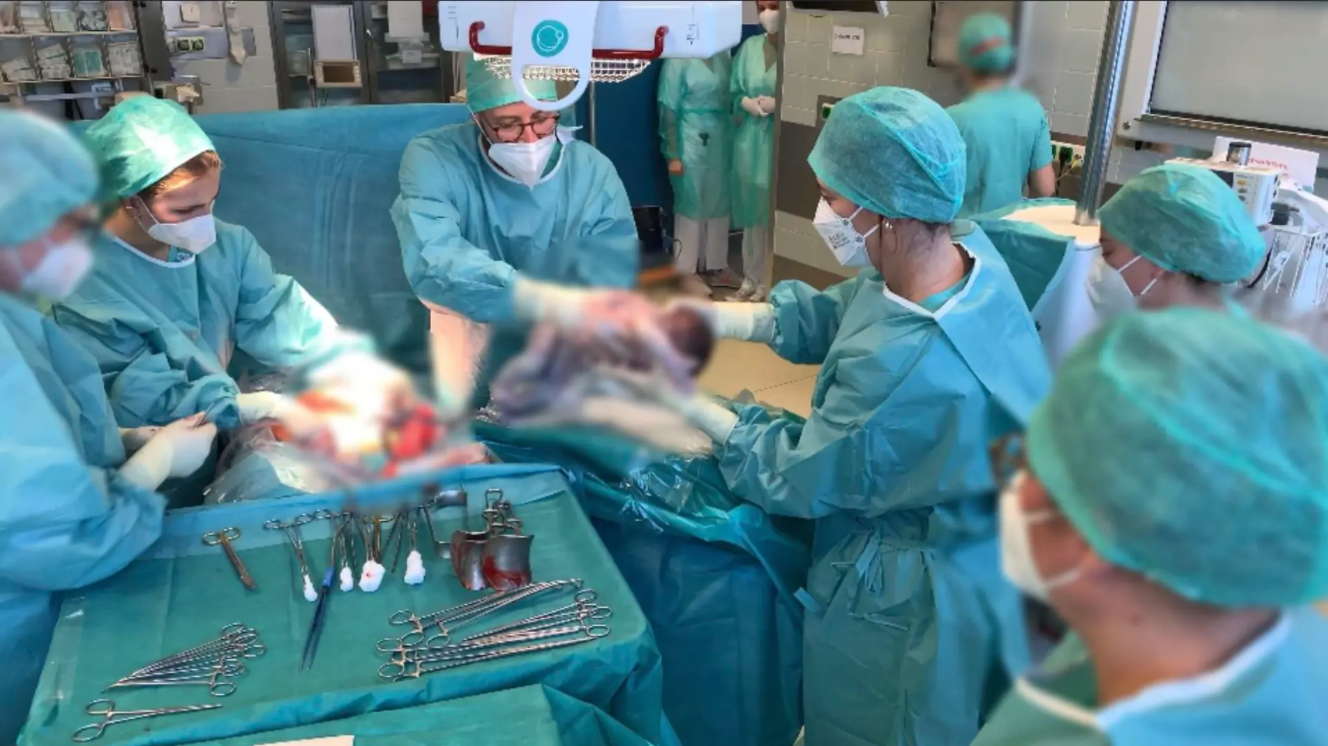 Mithilfe des "Concord Birth Trolley" wird ein Frühgeborenes im OP-Saal der München Klinik Harlaching entbunden.