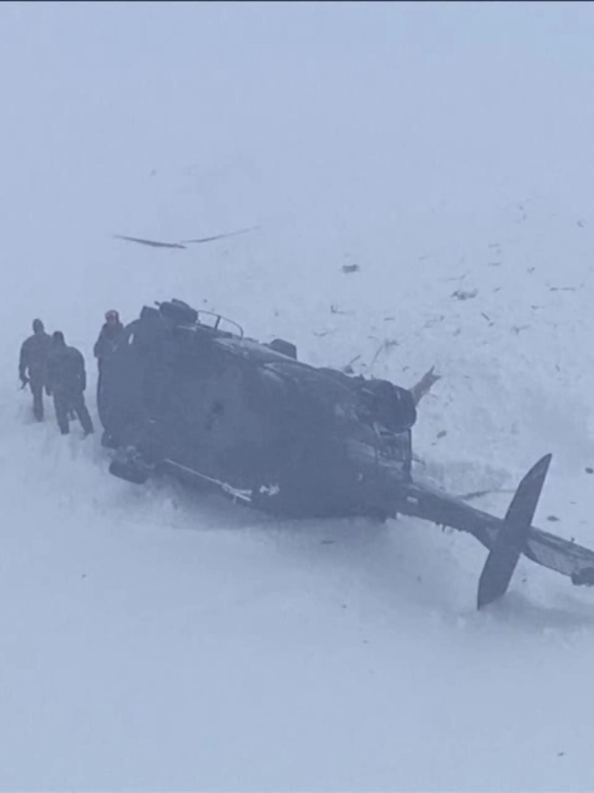 Zwei Hubschrauber der Nationalgarde Utah stürzten nah über dem beliebten Skigebiet Snowbird ab. Wie durch ein Wunder wurde bei dem Absturz niemand verletzt.