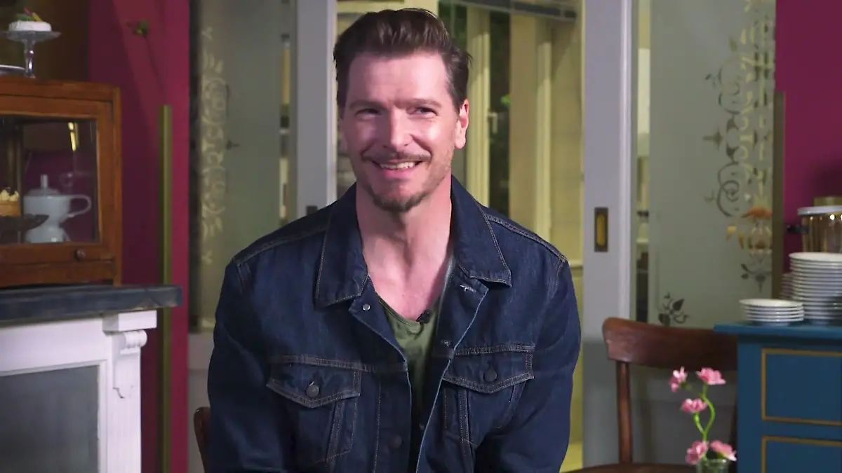 "Unter uns"-Star Jan Ammann im Interview Chris ist zurück in der Schillerallee