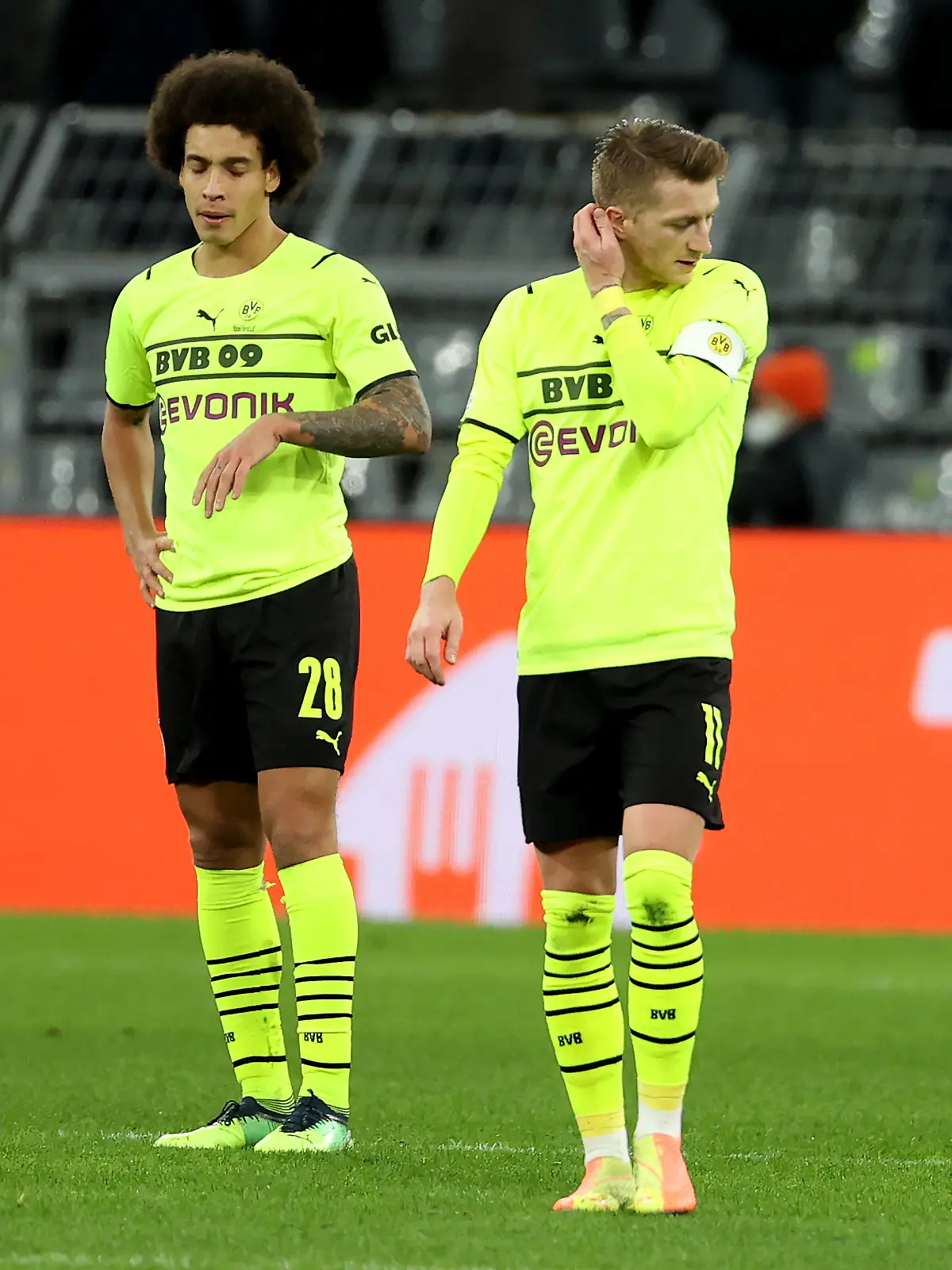  xjbx, Dortmund, Signal Iduna Park, 17.02.22, Europa League: Borussia Dortmund - Rangers FC Bild: Axel Witsel Borussia Dortmund und Marco Reus Borussia Dortmund Gemäß den Vorgaben der DFL Deutsche Fußball Liga ist es untersagt, in dem Stadion und/oder vom Spiel angefertigte Fotoaufnahmen in Form von Sequenzbildern und/oder videoähnlichen Fotostrecken zu verwerten bzw. verwerten zu lassen. // DFL regulations prohibit any use of photographs as image sequences and/or quasi-video. Dortmund www.jb-sportfoto.de