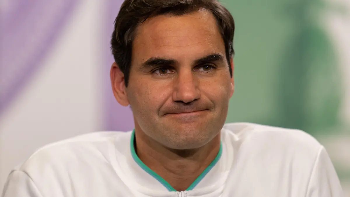 ARCHIV - 07.07.2021, Großbritannien, London: Tennis: Grand Slam, Wimbledon, ATP-Tour, Einzel, Herren, Viertelfinale, Federer (Schweiz) - Hurkacz (Polen). Roger Federer nimmt an einer Pressekonferenz im Hauptinterviewraum nach seiner Niederlage teil. Der langjährige Weltranglisten-Erste Roger Federer hat den Zeitpunkt für seine Rückkehr auf die Tennis-Tour offengelassen. Foto: Joe Toth/Aeltc Pool/PA Wire/dpa +++ dpa-Bildfunk +++