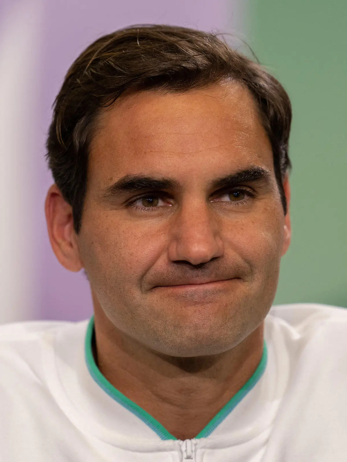 ARCHIV - 07.07.2021, Großbritannien, London: Tennis: Grand Slam, Wimbledon, ATP-Tour, Einzel, Herren, Viertelfinale, Federer (Schweiz) - Hurkacz (Polen). Roger Federer nimmt an einer Pressekonferenz im Hauptinterviewraum nach seiner Niederlage teil. Der langjährige Weltranglisten-Erste Roger Federer hat den Zeitpunkt für seine Rückkehr auf die Tennis-Tour offengelassen. Foto: Joe Toth/Aeltc Pool/PA Wire/dpa +++ dpa-Bildfunk +++