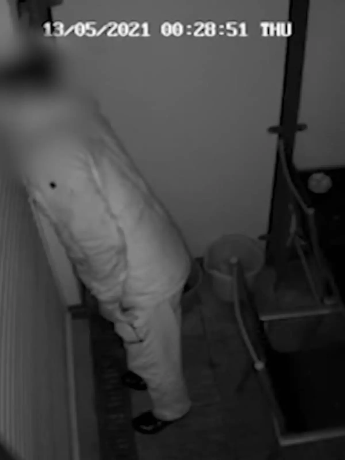 Jahrelang trieb ein Spanner in Regensburg sein Unwesen. Der Unbekannte stellte sich bei Frauen ans Fenster und beobachtete sie stundenlang. Jetzt ist der Mann offenbar gefasst: Die Polizei ermittelt gegen einen 55-Jährigen aus Regensburg. Den entscheidenden Hinweis lieferten womöglich zwei junge Frauen, die auch Opfer des Spanners sind.