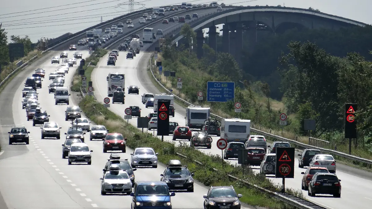 ARCHIV - 18.07.2015, Schleswig-Holstein, Rade: Autos rollt auf der A7 über die Rader Hochbrücke. Da in Schleswig-Holstein für die Fahrt zur Arbeit viele Menschen auf das Auto angewiesen sind, will die FDP angesichts der hohen Spritpreise die Pendlerpauschale deutlich erhöhen. (zu dpa «Nord-FDP dringt auf höhere Pendlerpauschale») Foto: Daniel Friederichs/dpa +++ dpa-Bildfunk +++