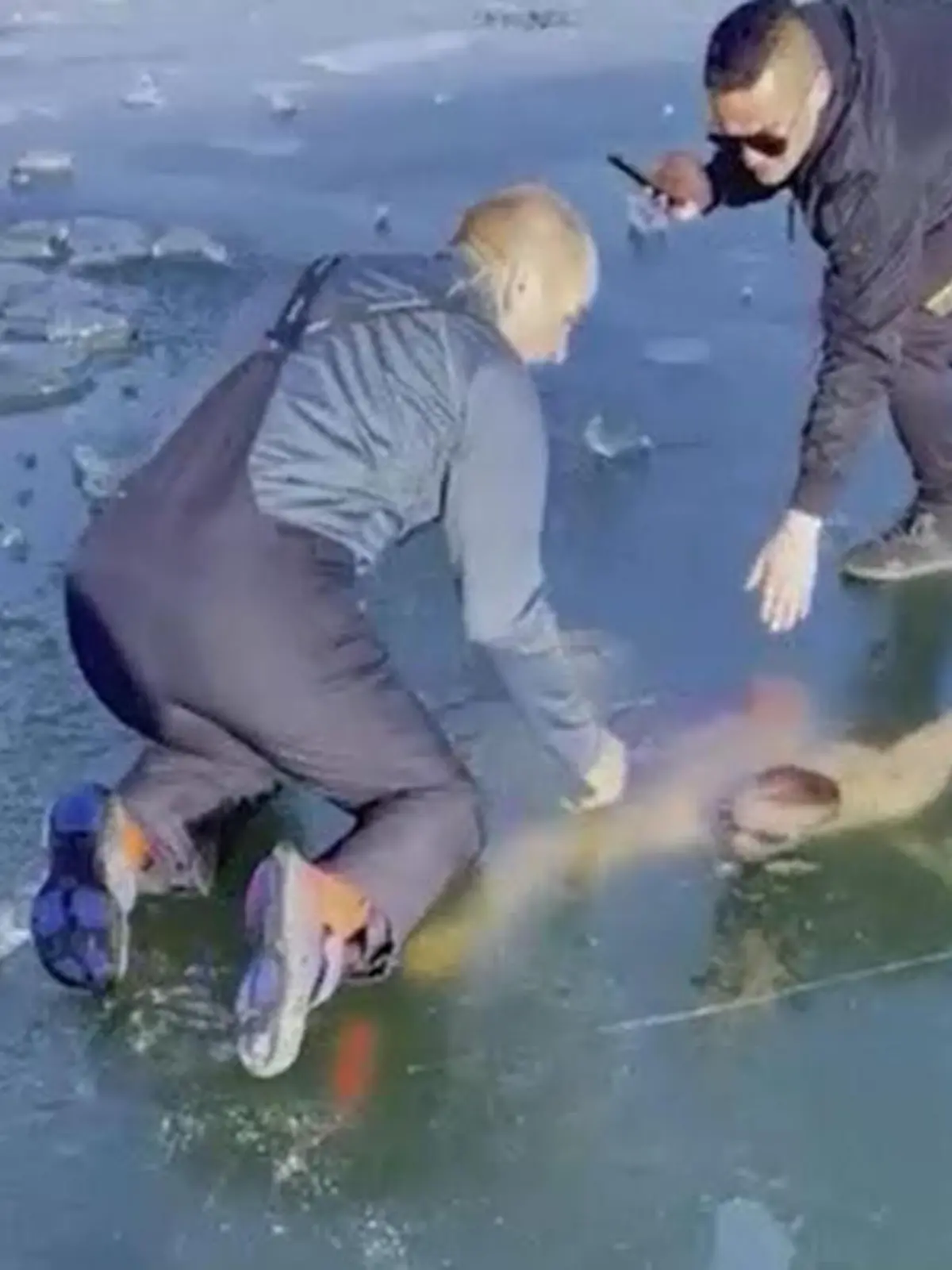 Ein Eistaucher unternimmt einen Rekordversuch, doch das geht nach hinten los. Der Slowake Boris Orawetsch verliert im Eiswasser die Orientierung. 50 Meter will er unter dem Eis tauchen, doch er verliert sein Ziel aus den Augen. Erst nach einigen dramatischen Momenten  findet er sein Sicherungsseil und kann sich retten.