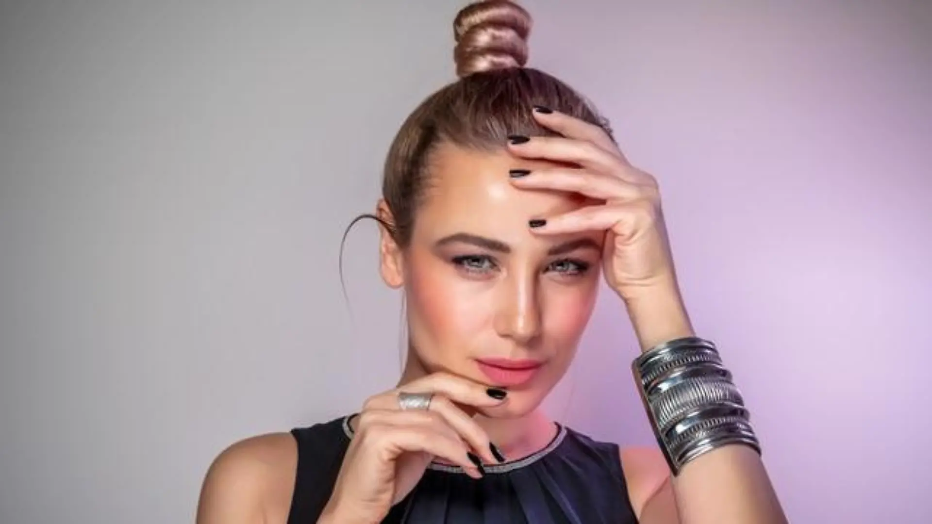 Frau mit schwarzem Nagellack.