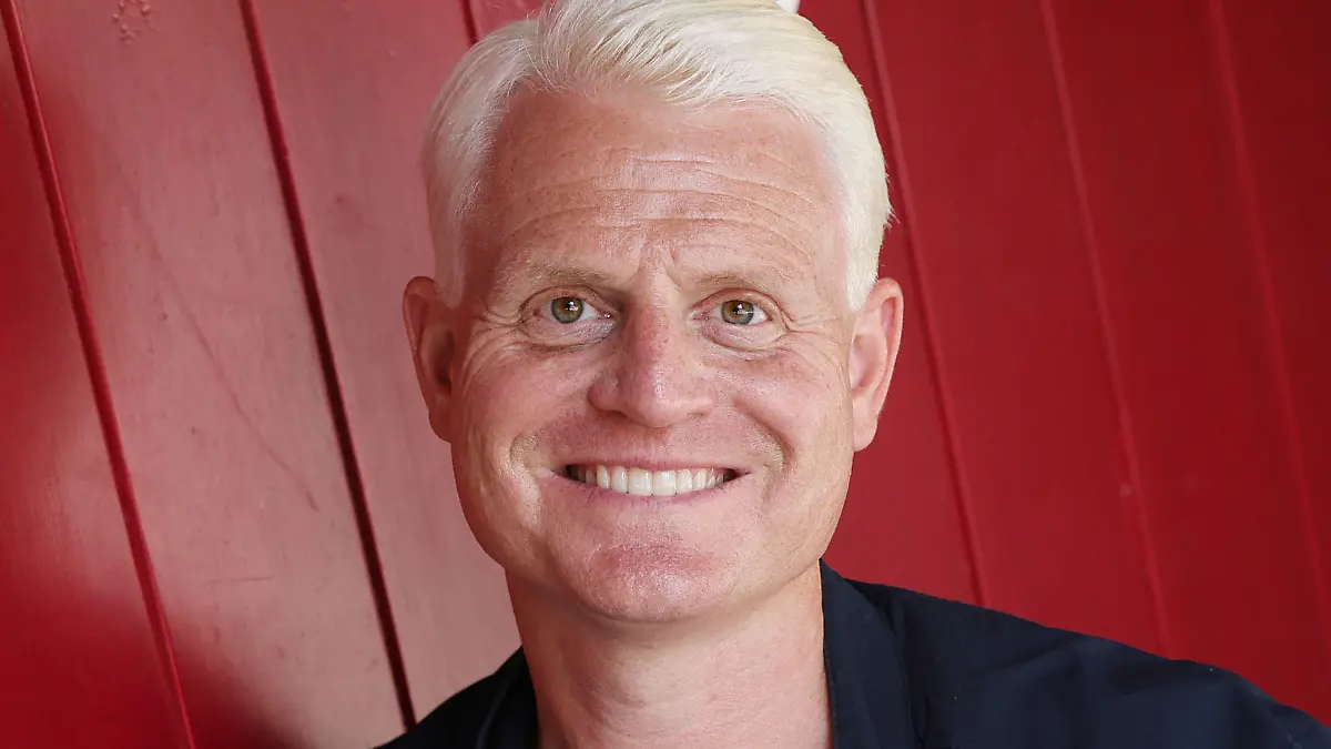 ARCHIV - 10.08.2021, Nordrhein-Westfalen, Köln: Guido Cantz, Moderator, steht im Hof von Schloss Wahn. (zu dpa «RTL-Show "7 Tage, 7 Köpfe" kommt zurück - Cantz im Retro-Glück») Foto: Oliver Berg/dpa +++ dpa-Bildfunk +++