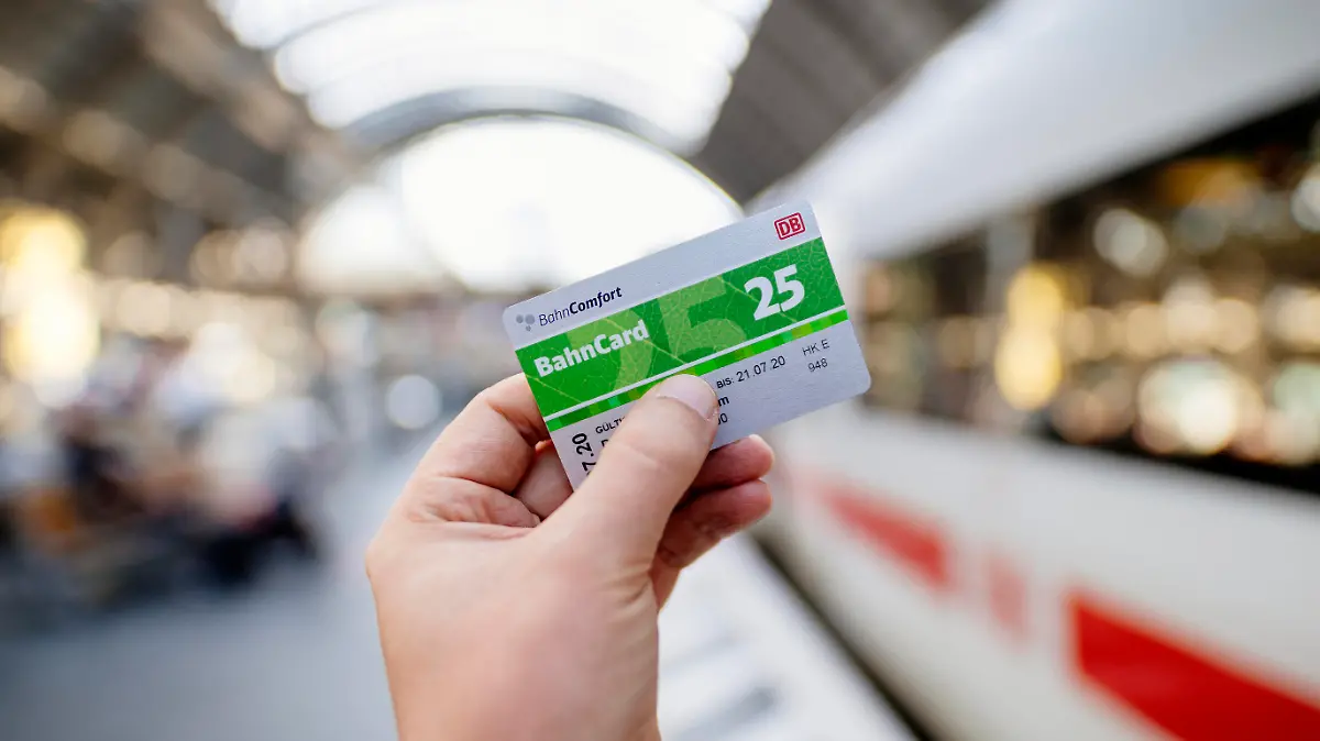 Coronakrise im Reiseverkehr: Immer weniger Kunden wollen 2020 eine Bahncard. Insgesamt verlor die Bahn laut Bilanz für den Fernverkehr 42 Prozent aller Fahrgäste. (Themenbild, Symbolbild) Frankfurt, 14.11.2020