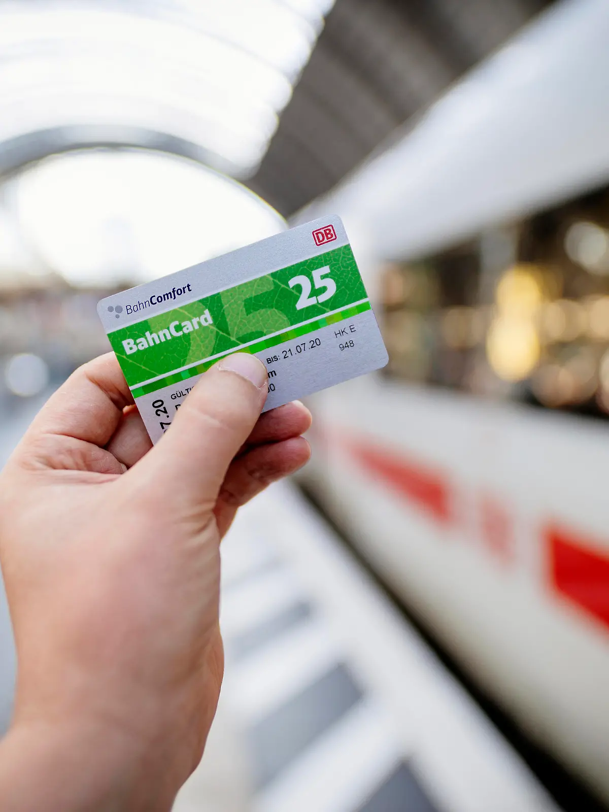 Coronakrise im Reiseverkehr: Immer weniger Kunden wollen 2020 eine Bahncard. Insgesamt verlor die Bahn laut Bilanz für den Fernverkehr 42 Prozent aller Fahrgäste. (Themenbild, Symbolbild) Frankfurt, 14.11.2020