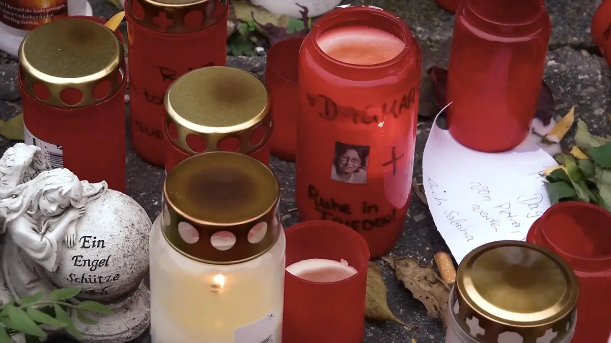 Familie und Freunde verabschieden sich von Dagmar.