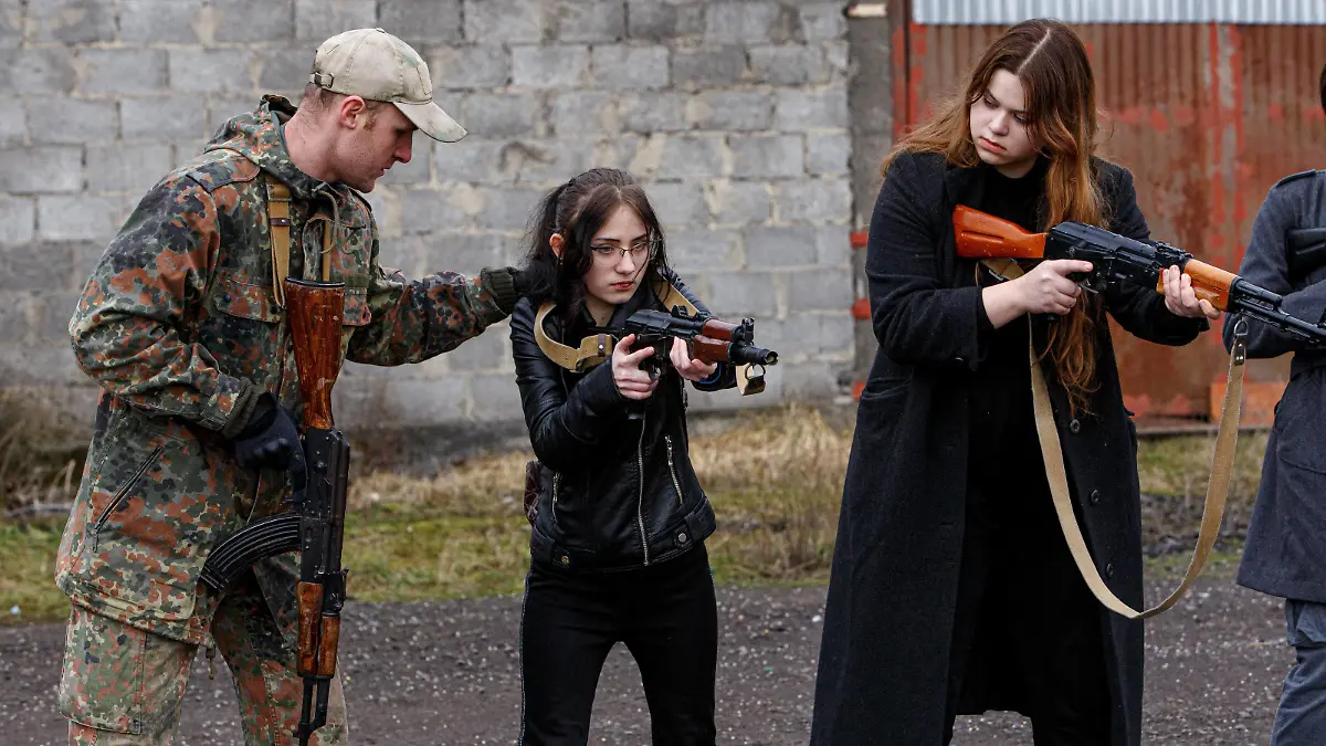 Ukraine-Konflikt, Militärische Übungen für Zivilisten in Siurte, Transkarpatien SIURTE, UKRAINE - FEBRUARY 19, 2022 - An instructor teaches a girl the right stance in the standing position during a military drill for civilians carried out by the Movement of the Veterans of Zakarpattia, Siurte village, Uzhhorod district, Zakarpattia Region, western Ukraine. Military drill for civilians in Siurte village Copyright: xSerhiiHudakx