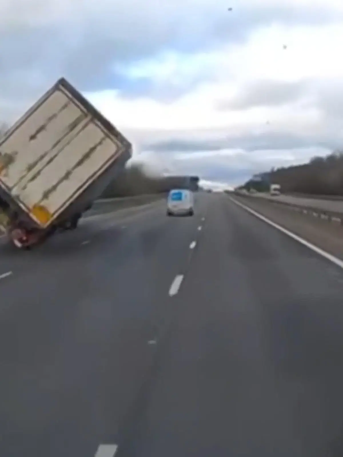 Orkantief Zeynep hatte vor allem das Vereinigte Königreich und Irland mit voller Wucht erwischt. Dort wurden Windgeschwindigkeiten von bis zu 196 Stundenkilometern gemessen. Auf dieser Autobahn erwischte es einen LKW-Fahrer, zu sehen im Video.