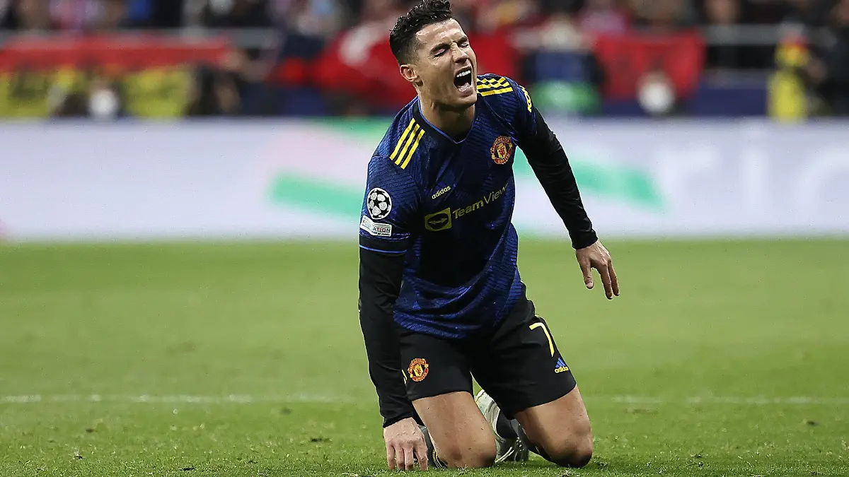 MADRID, SPAIN - FEBRUARY 23: Cristiano Ronaldo of Manchester United gets injured during the first leg of the UEFA Champions LeagueÄôs Round of 16 soccer match between Atletico Madrid and Manchester United at Wanda Metropolitano Stadium in MadridÄã, Spain on February 23, 2022. Burak Akbulut / Anadolu Agency