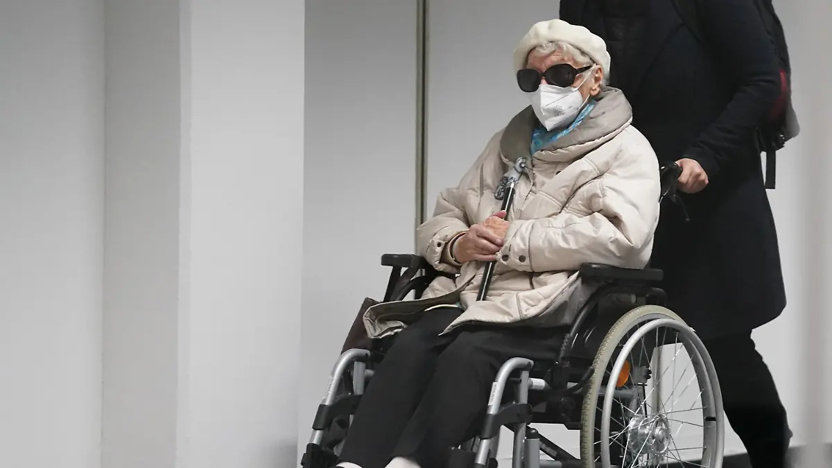 15.02.2022, Schleswig-Holstein, Itzehoe: Die 96-jährige Angeklagte Irmgard F. wird in einem Rollstuhl in den Gerichtssaal geschoben. Der Prozess gegen die ehemalige KZ-Sekretärin vor dem Landgericht Itzehoe wird fortgesetzt. Der 96-Jährigen wird Beihilfe zum Mord in über 11.000 Fällen im Konzentrationslager Stutthof zur Last gelegt. Foto: Marcus Brandt/dpa Pool/dpa +++ dpa-Bildfunk +++