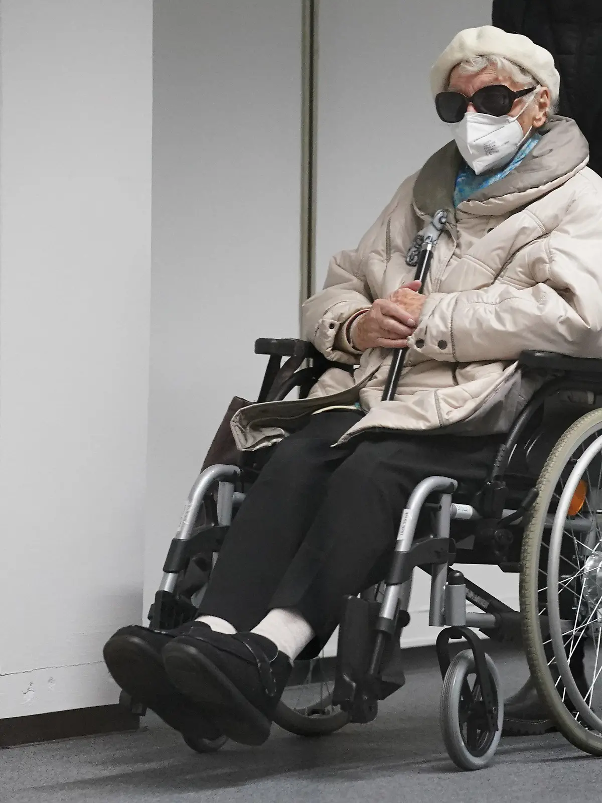 15.02.2022, Schleswig-Holstein, Itzehoe: Die 96-jährige Angeklagte Irmgard F. wird in einem Rollstuhl in den Gerichtssaal geschoben. Der Prozess gegen die ehemalige KZ-Sekretärin vor dem Landgericht Itzehoe wird fortgesetzt. Der 96-Jährigen wird Beihilfe zum Mord in über 11.000 Fällen im Konzentrationslager Stutthof zur Last gelegt. Foto: Marcus Brandt/dpa Pool/dpa +++ dpa-Bildfunk +++