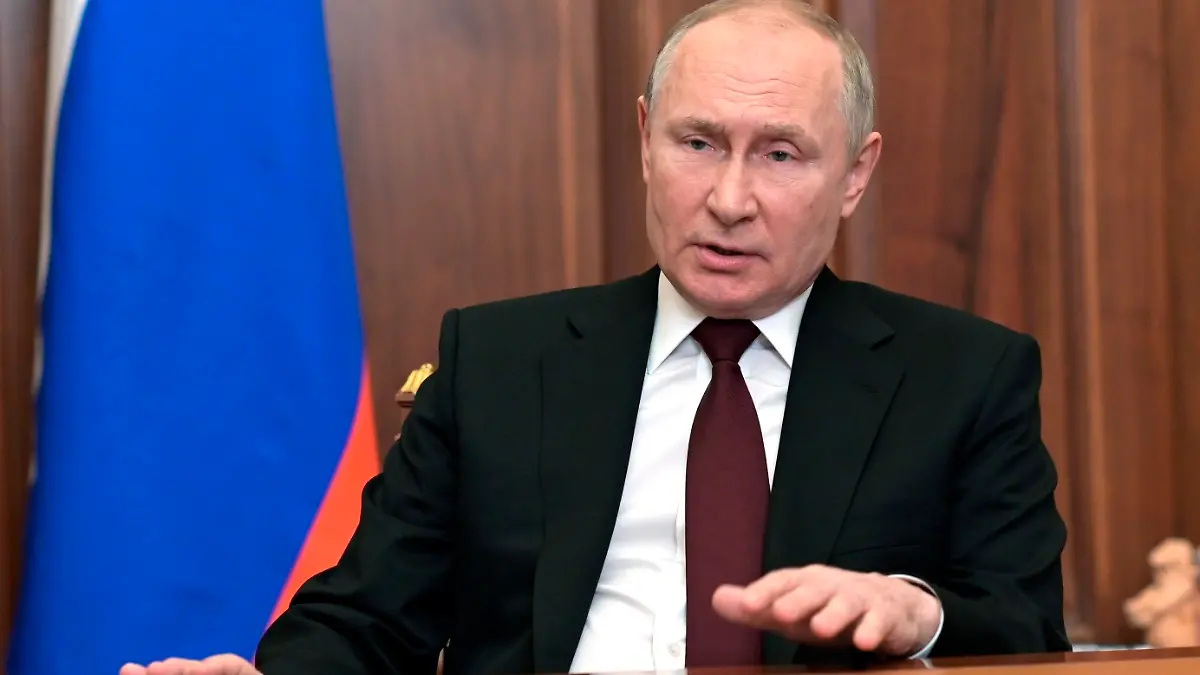 21.02.2022, Russland, Moskau: Wladimir Putin, Präsident von Russland, spricht zur Nation im Kreml in Moskau, Russland. Der russische Präsident Putin hat die Unabhängigkeit der Separatistenregionen in der Ostukraine anerkannt, was zu Spannungen mit dem Westen geführt hat. Foto: Alexei Nikolsky/POOL Sputnik Kremlin via AP/dpa +++ dpa-Bildfunk +++