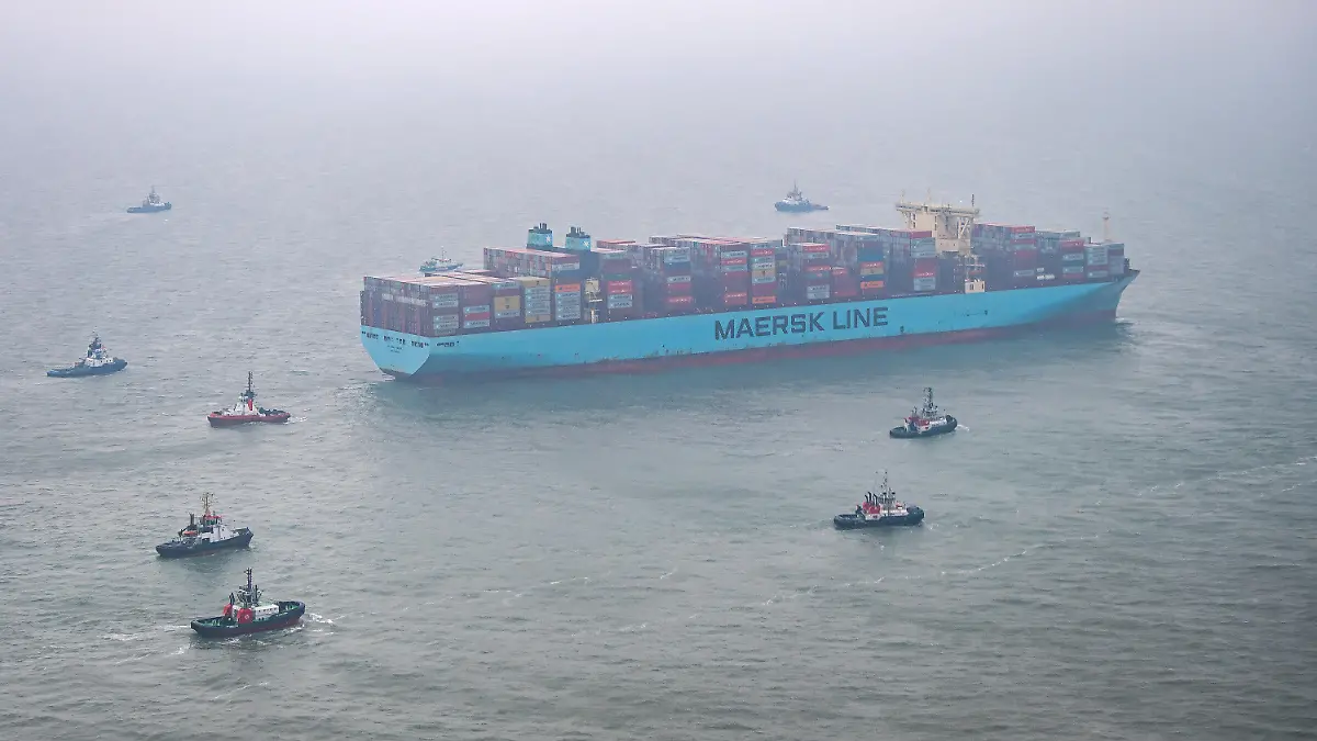 03.02.2022, Niedersachsen, Wangerooge: Die "Mumbai Maersk" liegt umringt von Schleppern in der Nordsee. Das 400 Meter lange Containerschiff hatte sich am Mittwochabend etwa sechs Kilometer n·ördlich der ostfriesischen Insel Wangerooge festgefahren. Es war von Rotterdam unterwegs nach Bremerhaven. Foto: Sina Schuldt/dpa +++ dpa-Bildfunk +++