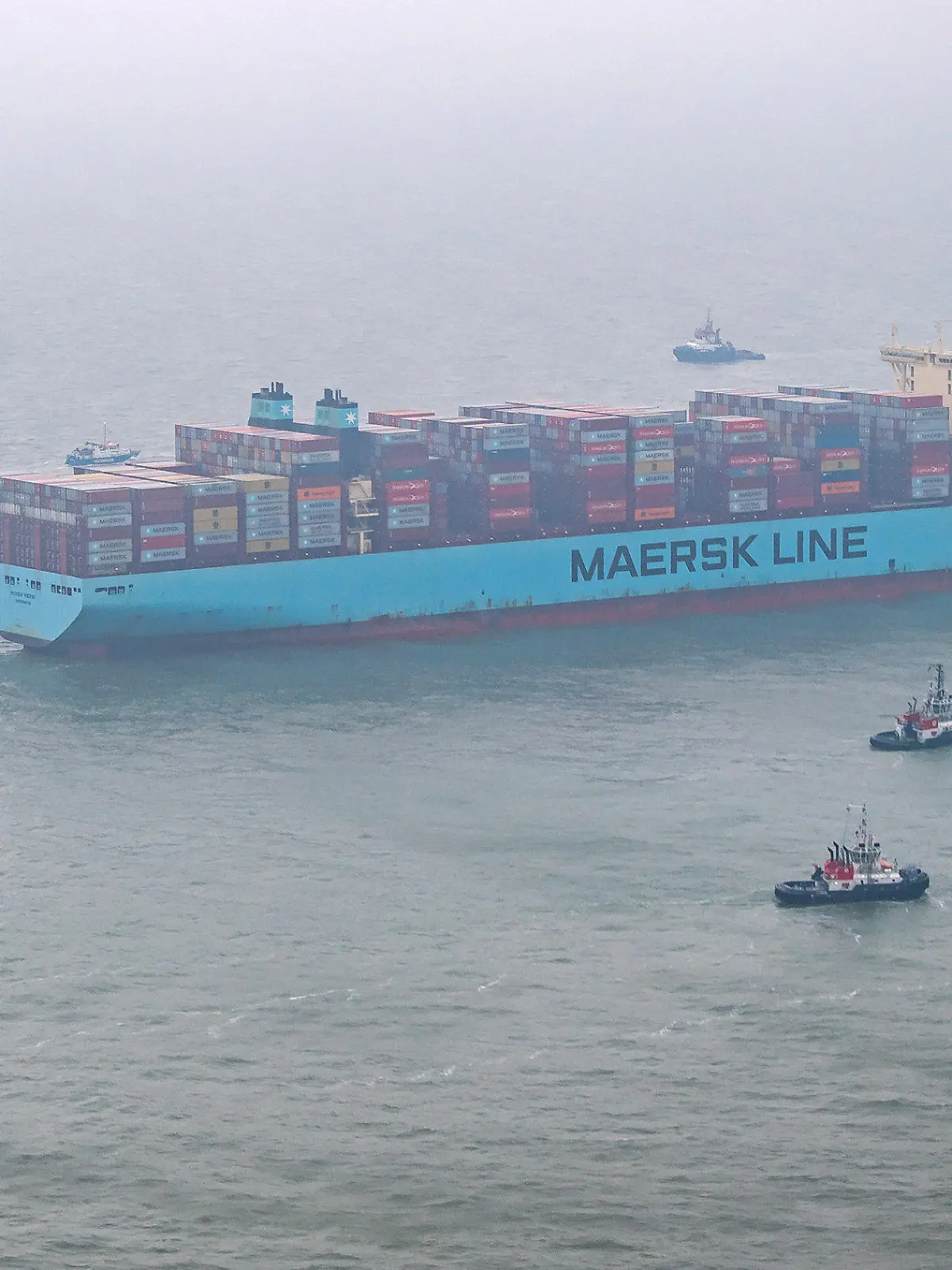 03.02.2022, Niedersachsen, Wangerooge: Die "Mumbai Maersk" liegt umringt von Schleppern in der Nordsee. Das 400 Meter lange Containerschiff hatte sich am Mittwochabend etwa sechs Kilometer n·ördlich der ostfriesischen Insel Wangerooge festgefahren. Es war von Rotterdam unterwegs nach Bremerhaven. Foto: Sina Schuldt/dpa +++ dpa-Bildfunk +++