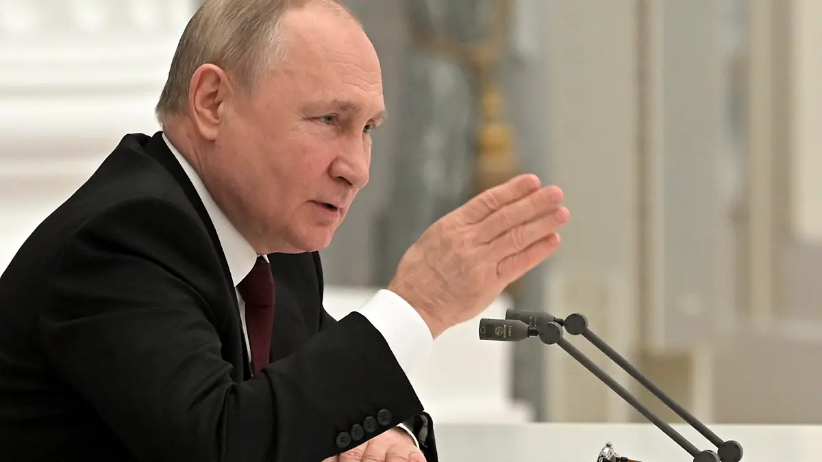 21.02.2022, Russland, Moskau: Wladimir Putin, Präsident von Russland, spricht während einer Sitzung des Sicherheitsrates im Kreml. Putin will noch am heutigen Montag über die Anerkennung der selbst ernannten Volksrepubliken Donezk und Luhansk als unabhängige Staaten entscheiden. Foto: Alexei Nikolsky/Pool Sputnik Kremlin/AP/dpa +++ dpa-Bildfunk +++