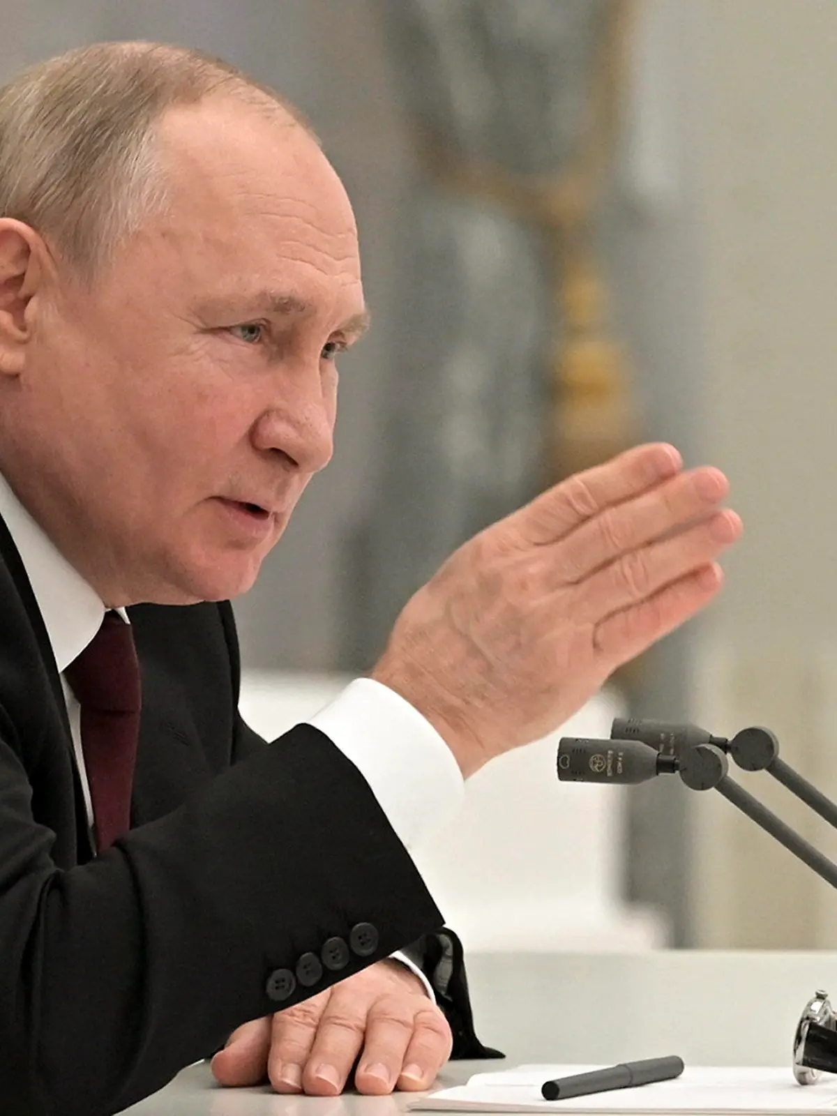 21.02.2022, Russland, Moskau: Wladimir Putin, Präsident von Russland, spricht während einer Sitzung des Sicherheitsrates im Kreml. Putin will noch am heutigen Montag über die Anerkennung der selbst ernannten Volksrepubliken Donezk und Luhansk als unabhängige Staaten entscheiden. Foto: Alexei Nikolsky/Pool Sputnik Kremlin/AP/dpa +++ dpa-Bildfunk +++