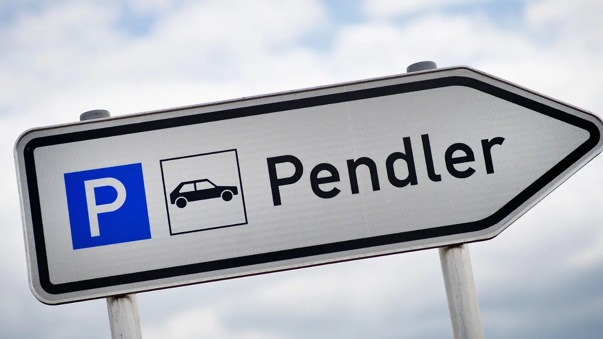 ARCHIV - 05.06.2012, Bayern, Poppenhausen: Ein Schild mit der Aufschrift «Pendler» steht an einer Autobahnanschlussstelle. Angesichts der hohen Spritpreise diskutiert die Bundesregierung über eine Anpassung der Pendlerpauschale in der Steuererklärung. (zu dpa "Wegen hoher Spritpreise: Ampel debattiert über Pendlerpauschale") Foto: David-Wolfgang Ebener/dpa +++ dpa-Bildfunk +++