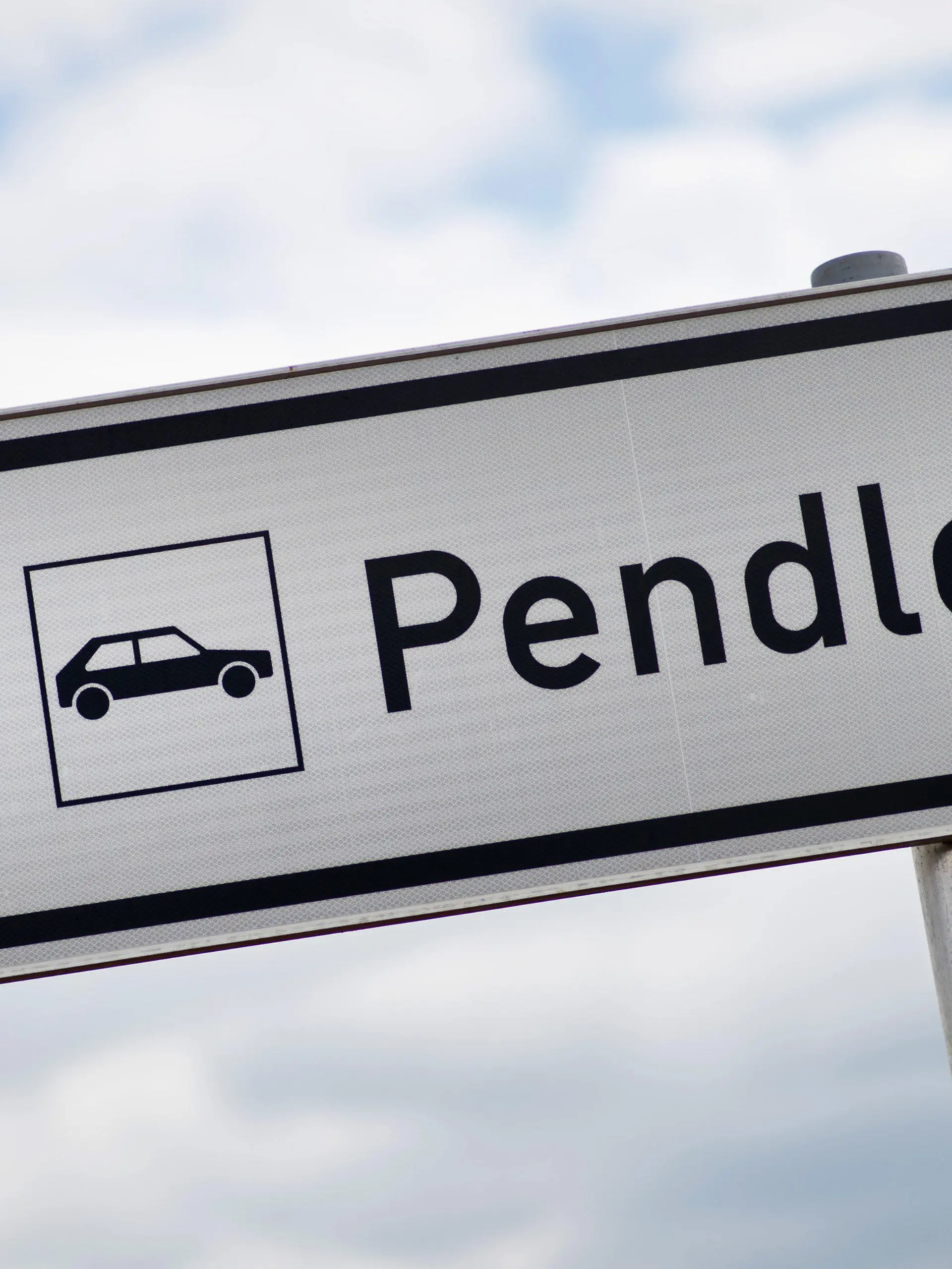 ARCHIV - 05.06.2012, Bayern, Poppenhausen: Ein Schild mit der Aufschrift «Pendler» steht an einer Autobahnanschlussstelle. Angesichts der hohen Spritpreise diskutiert die Bundesregierung über eine Anpassung der Pendlerpauschale in der Steuererklärung. (zu dpa "Wegen hoher Spritpreise: Ampel debattiert über Pendlerpauschale") Foto: David-Wolfgang Ebener/dpa +++ dpa-Bildfunk +++