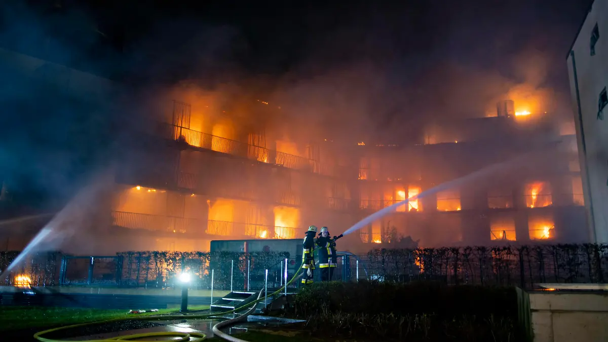 21.02.2022 , Essen , Ein Mehrfamilienhaus mit beinahe 50 Wohneinheiten an der Bargmannstraße steht im kompletten Vollbrand , Feuerwehr Essen im Grosseinsatz , noch keine Erkenntnisse über Opfer. *** 21 02 2022 , Essen , A multi-family house with almost 50 residential units on Bargmannstraße is in complete conflagration , Essen fire department in large-scale operation , no knowledge yet about victims