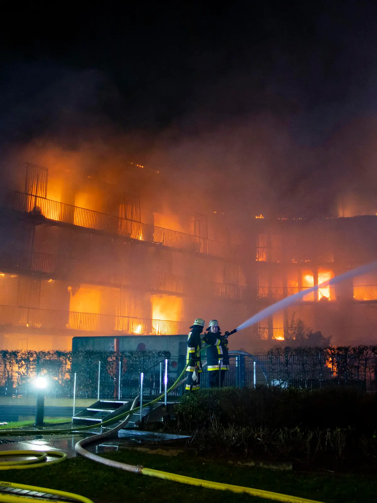  21.02.2022 , Essen , Ein Mehrfamilienhaus mit beinahe 50 Wohneinheiten an der Bargmannstraße steht im kompletten Vollbrand , Feuerwehr Essen im Grosseinsatz , noch keine Erkenntnisse über Opfer. *** 21 02 2022 , Essen , A multi-family house with almost 50 residential units on Bargmannstraße is in complete conflagration , Essen fire department in large-scale operation , no knowledge yet about victims