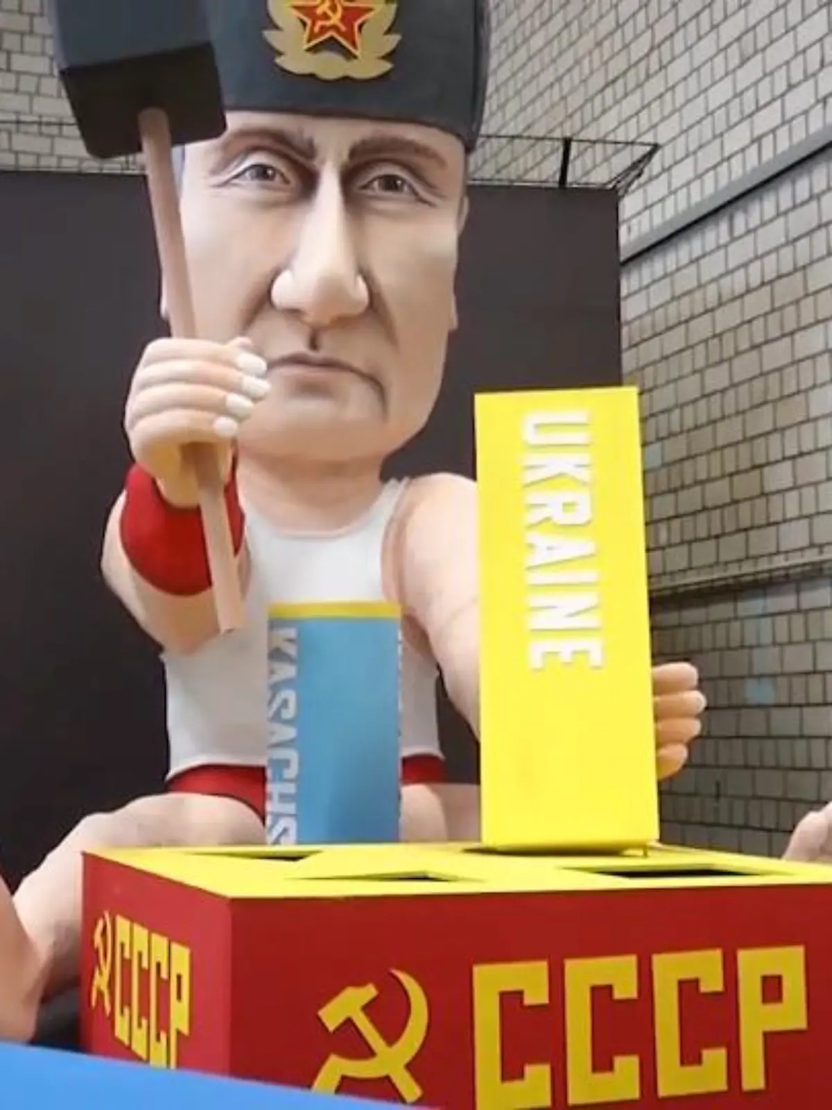 Auch die diesjährigen Mottowagen des Kölner Rosenmontagszugs tragen gesellschaftskritische Messages - und diese sind aktueller den je. So zeigt ein Wagen den russischen Präsidenten Wladimir Putin, der als Kleinkind mit Bauklötzen versucht, sich die ehemalige Sowjetunion gewaltsam zusammenzuzimmern.