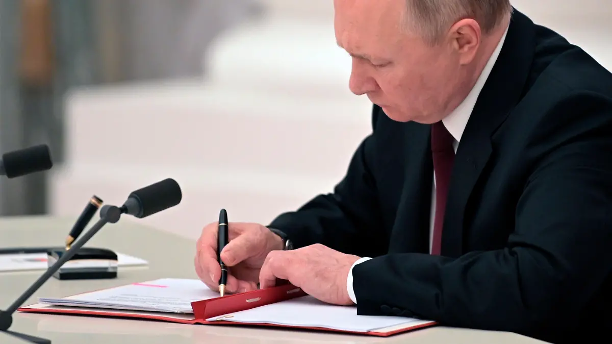 21.02.2022, Russland, Moskau: Wladimir Putin, Präsident von Russland, unterzeichnet ein Dokument zur Anerkennung der Unabhängigkeit der Separatistengebiete in der Ostukraine. Putin hat die beiden Regionen Luhansk und Donezk im Osten der Ukraine als unabhängige «Volksrepubliken» anerkannt. (Wiederholung mit verändertem Bildausschnitt.) Foto: Alexei Nikolsky/Pool Sputnik Kremlin/AP/dpa +++ dpa-Bildfunk +++
