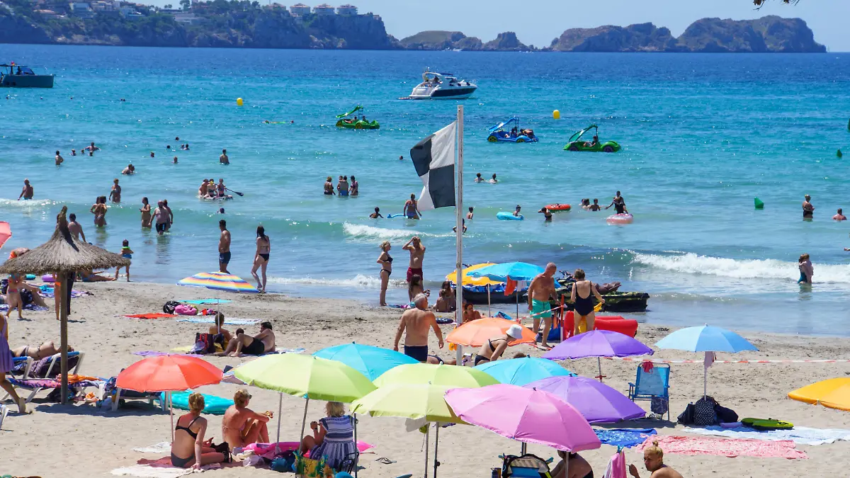 Strand von Paquera auf Mallorca, Spanien, im zweiten Jahr der Corona-Pandemie Hochsaison Sommer 2021 -Strand von Paquera auf Mallorca, Spanien, im zweiten Jahr der Corona-Pandemie Hochsaison Sommer 2021 -, Mallorca Balearische Inseln Spanien Santanyi *** Paquera beach in Mallorca, Spain, in the second year of the Corona pandemic high season summer 2021 Paquera beach in Mallorca, Spain, in the second year of the Corona pandemic high season summer 2021 , Mallorca Balearic Islands Spain Santanyi
