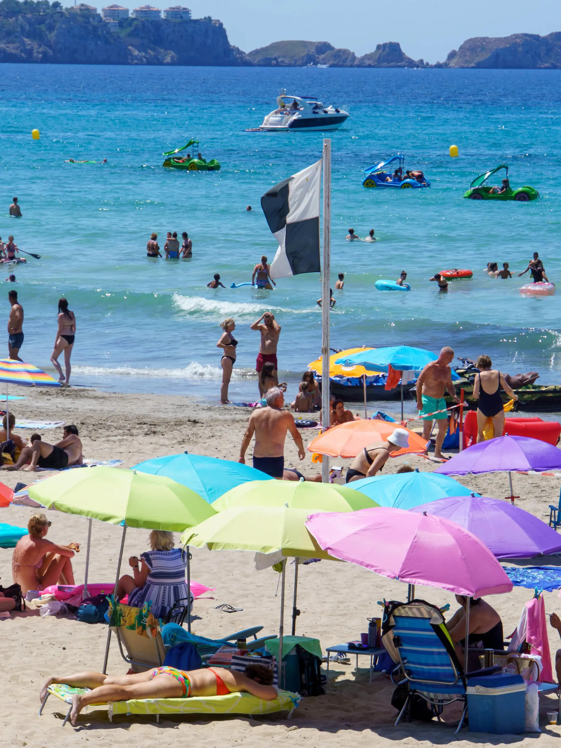 Strand von Paquera auf Mallorca, Spanien, im zweiten Jahr der Corona-Pandemie Hochsaison Sommer 2021 -Strand von Paquera auf Mallorca, Spanien, im zweiten Jahr der Corona-Pandemie Hochsaison Sommer 2021 -, Mallorca Balearische Inseln Spanien Santanyi *** Paquera beach in Mallorca, Spain, in the second year of the Corona pandemic high season summer 2021 Paquera beach in Mallorca, Spain, in the second year of the Corona pandemic high season summer 2021 , Mallorca Balearic Islands Spain Santanyi 