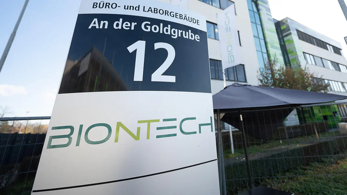 Das Biontech-Logo steht auf einem Schild. Der Corona-Impfstoffhersteller Biontech stellt heute seine Umsatzzahlen für das 3. Quartal 2021 vor.
