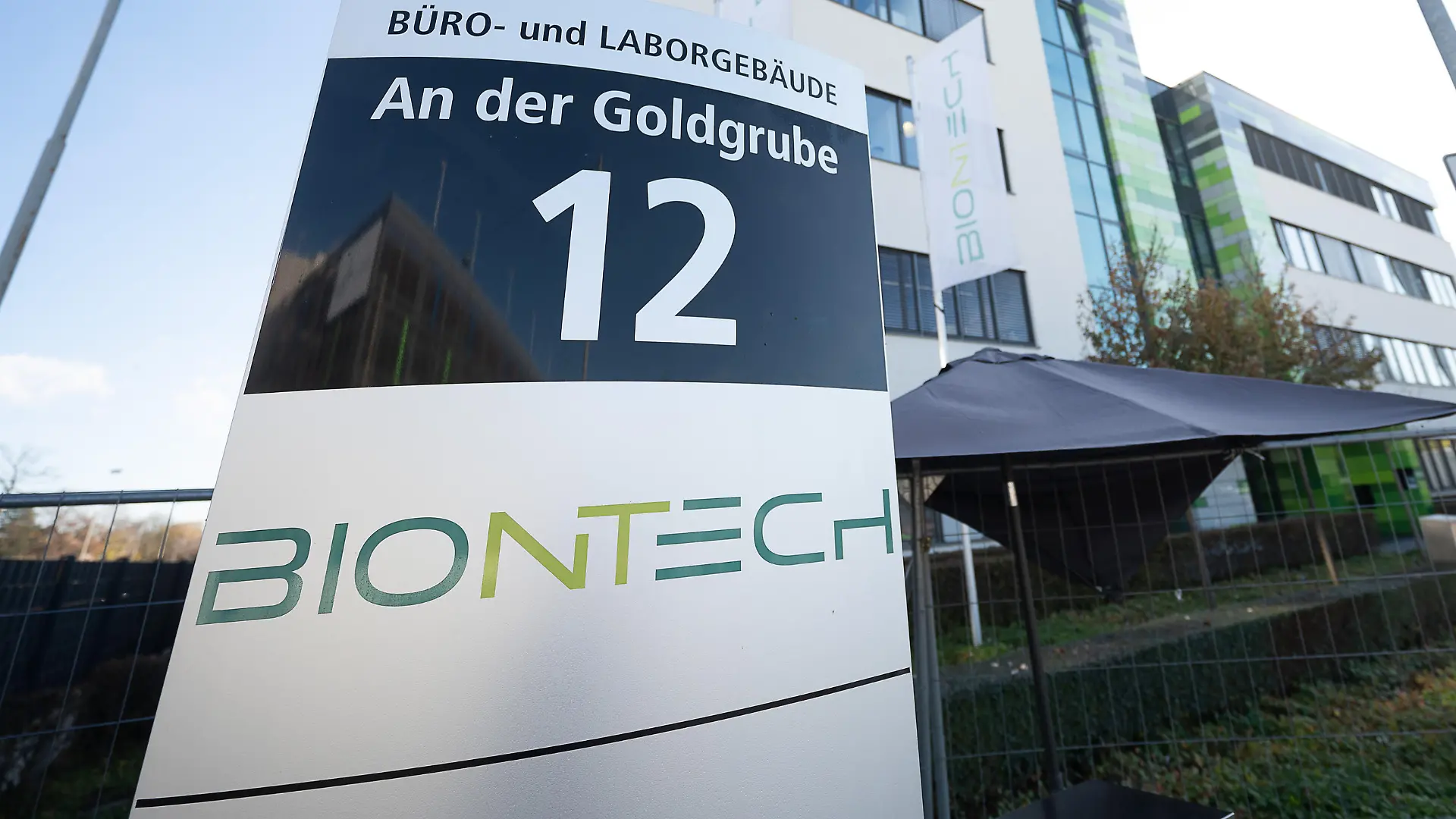 Das Biontech-Logo steht auf einem Schild. Der Corona-Impfstoffhersteller Biontech stellt heute seine Umsatzzahlen für das 3. Quartal 2021 vor.