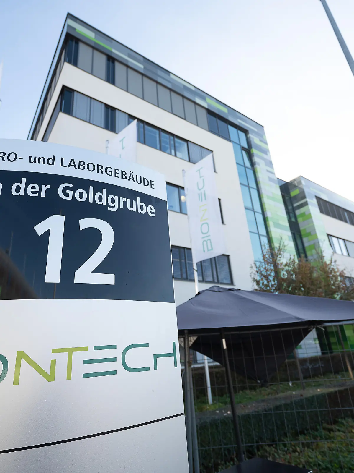 Das Biontech-Logo steht auf einem Schild. Der Corona-Impfstoffhersteller Biontech stellt heute seine Umsatzzahlen für das 3. Quartal 2021 vor.